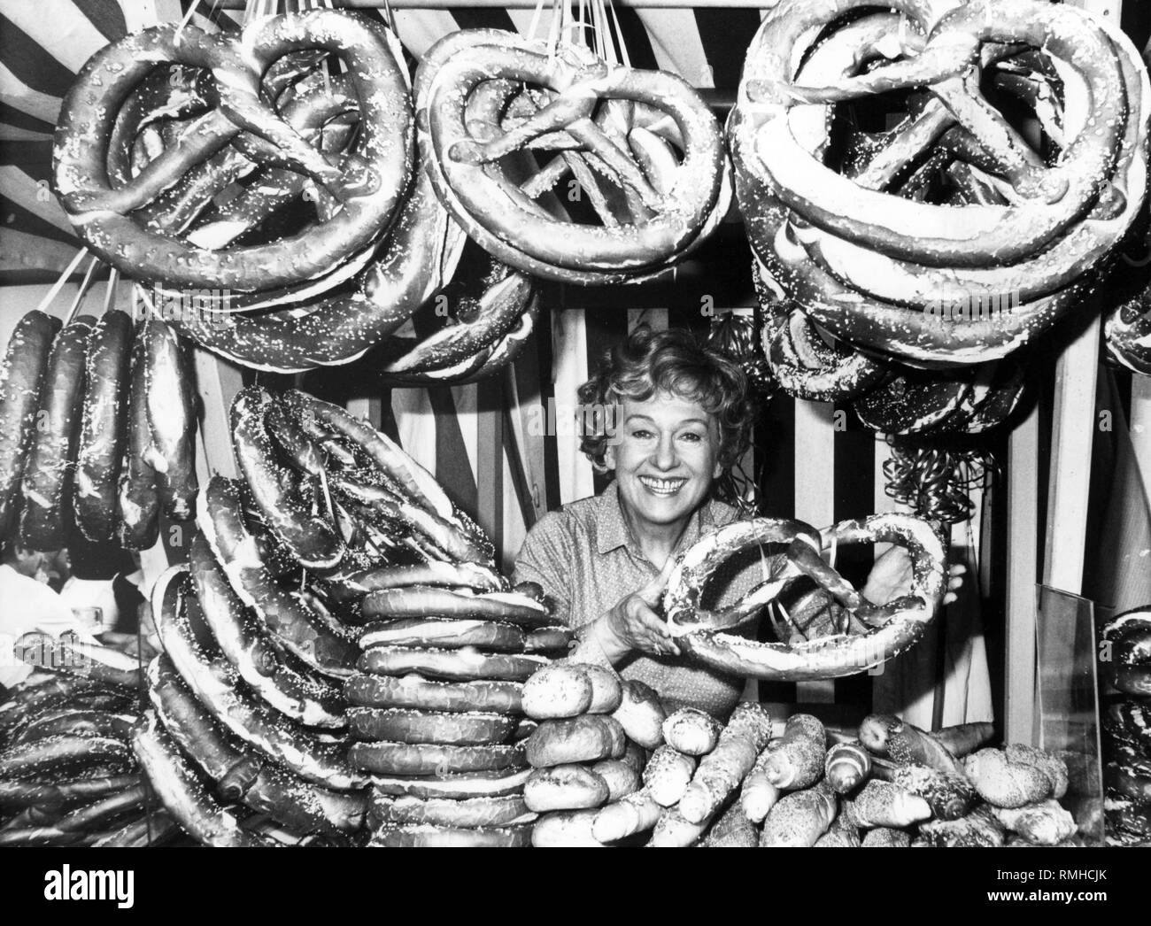 Il folk attrice Ernie Singerl pretzel vendita al Oktoberfest. Foto Stock