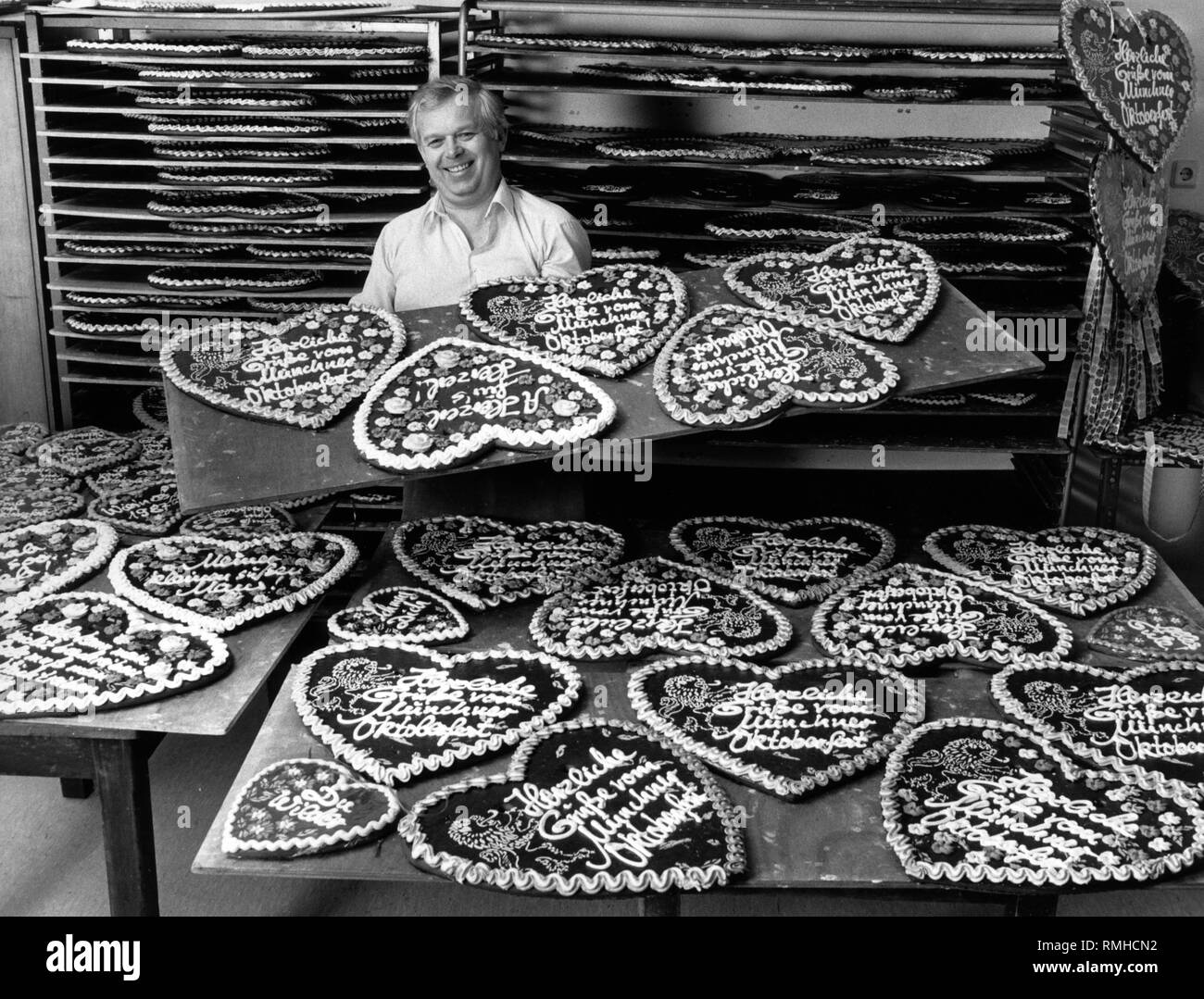 Gustav Tschernich, Monaco di Baviera è solo gingerbread maker, presenta i suoi beni per l'Oktoberfest. Foto Stock