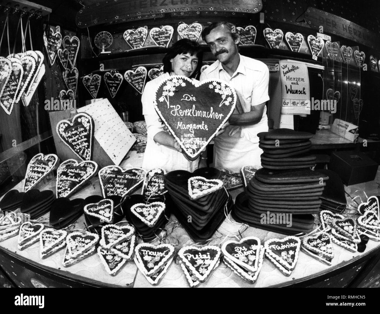 Gingerbread maker vendere decorate individualmente i cuori al Oktoberfest a Monaco di Baviera. Foto Stock