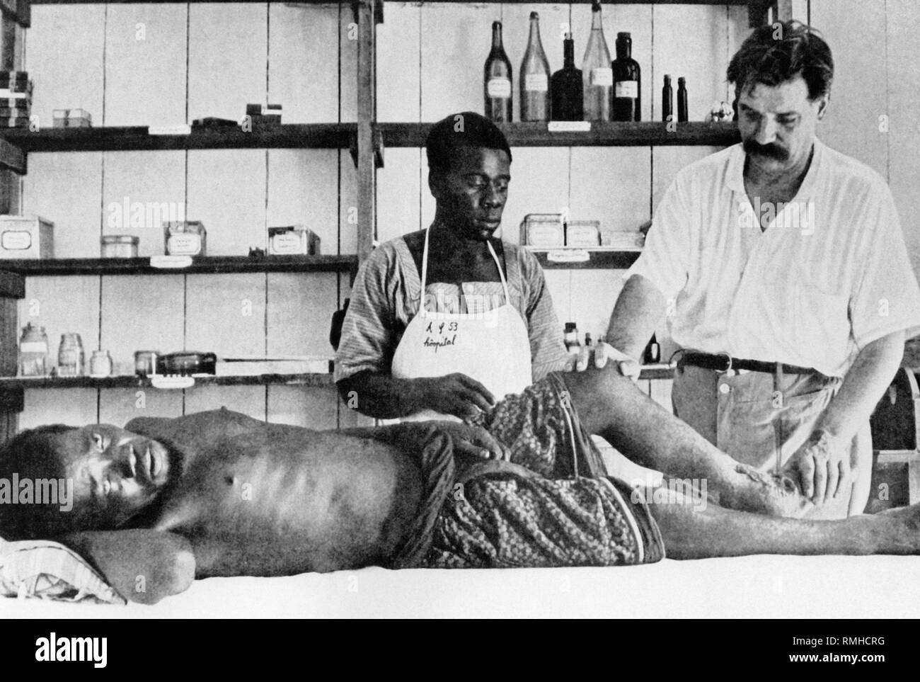 Albert Schweitzer con un paziente nella giungla ospedale di Lambarene oggi in Gabon, poi Africa Equatoriale Francese. Foto Stock