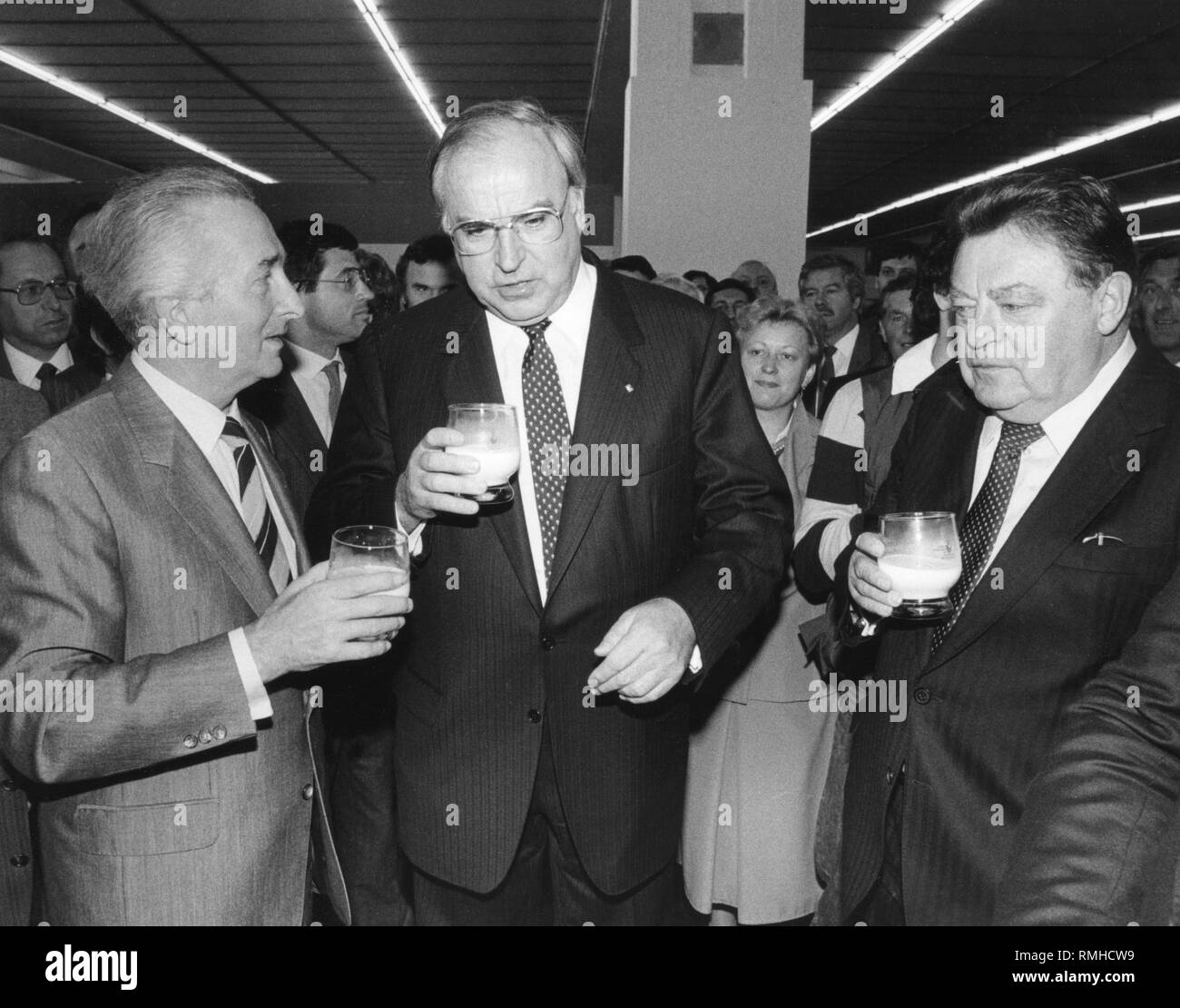 Il Ministro bavarese dell'agricoltura Hans Eisenmann, il cancelliere tedesco Helmut Kohl e il ministro bavarese presidente Franz Josef Strauss (da sinistra a destra) a una pressione di stallo di latte durante la CSU congresso di partito a Monaco di Baviera, 1984. Foto Stock