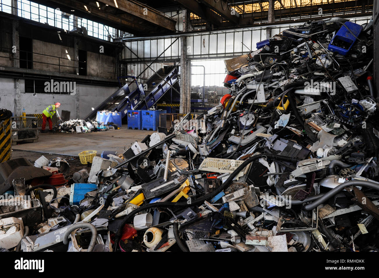 Germania, Amburgo, riciclo dei rottami di elettronica e vecchi beni di consumo presso la società TCMG, il Cestino viene raccolto dai rifiuti urbani il sistema di smaltimento e di elaborati e separati qui dopo i metalli come il rame e la plastica per ulteriore riciclaggio e riutilizzo a norma di legge non è consentito esportare e-rottami in Africa e in altri paesi Foto Stock