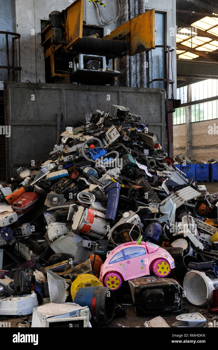 Germania, Amburgo, riciclo dei rottami di elettronica e vecchi beni di consumo presso la società TCMG, il Cestino viene raccolto dai rifiuti urbani il sistema di smaltimento e di elaborati e separati qui dopo i metalli come il rame e la plastica per ulteriore riciclaggio e riutilizzo a norma di legge non è consentito esportare e-rottami in Africa e in altri paesi Foto Stock