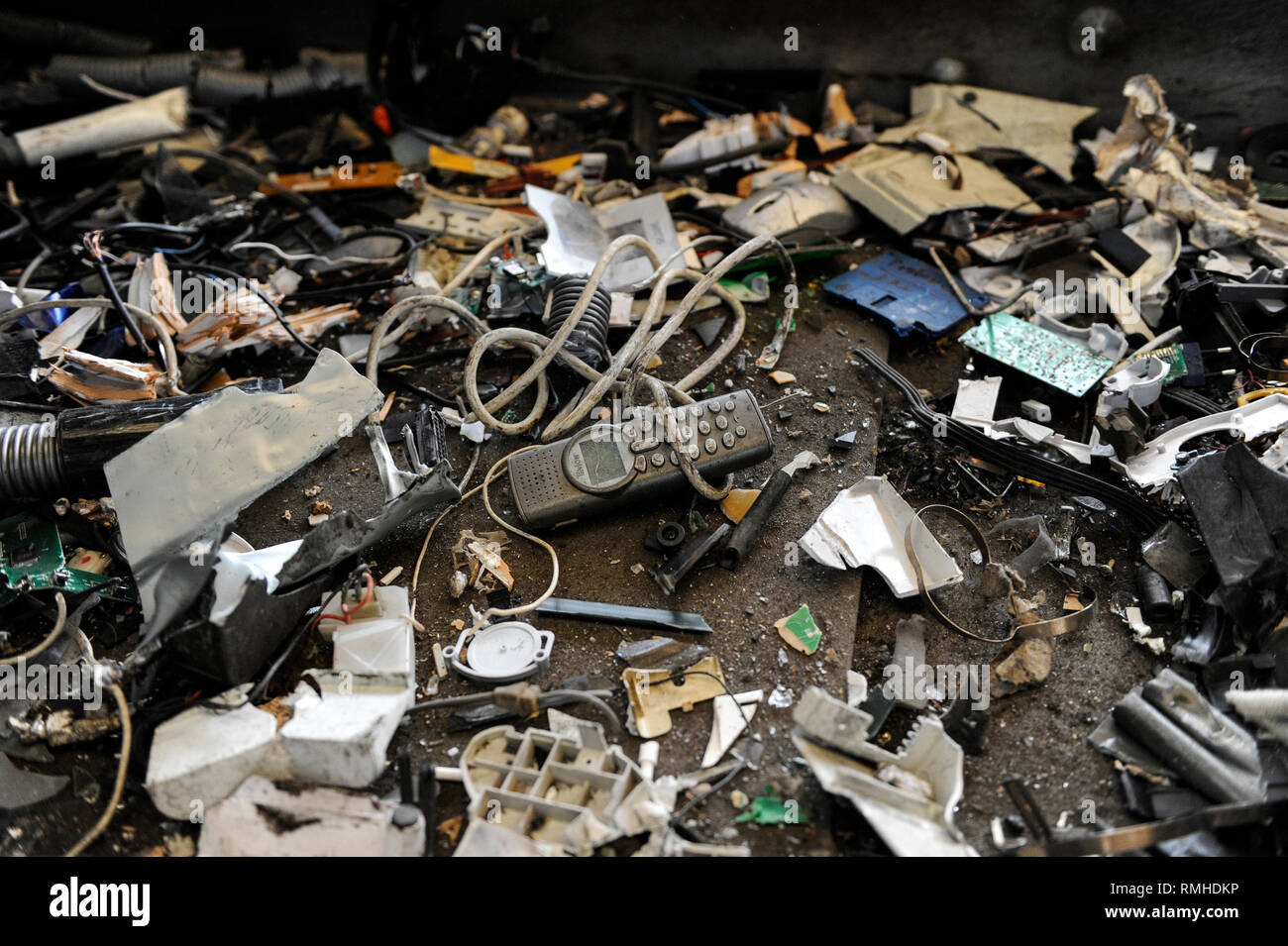 Germania, Amburgo, riciclo dei rottami di elettronica e vecchi beni di consumo presso la società TCMG, il Cestino viene raccolto dai rifiuti urbani il sistema di smaltimento e di elaborati e separati qui dopo i metalli come il rame e la plastica per ulteriore riciclaggio e riutilizzo a norma di legge non è consentito esportare e-rottami in Africa e in altri paesi Foto Stock