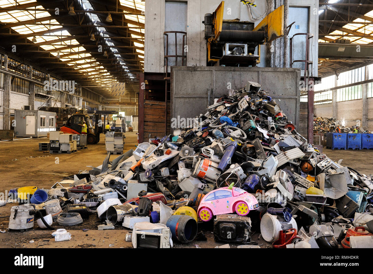 Germania, Amburgo, riciclo dei rottami di elettronica e vecchi beni di consumo presso la società TCMG, il Cestino viene raccolto dai rifiuti urbani il sistema di smaltimento e di elaborati e separati qui dopo i metalli come il rame e la plastica per ulteriore riciclaggio e riutilizzo a norma di legge non è consentito esportare e-rottami in Africa e in altri paesi Foto Stock