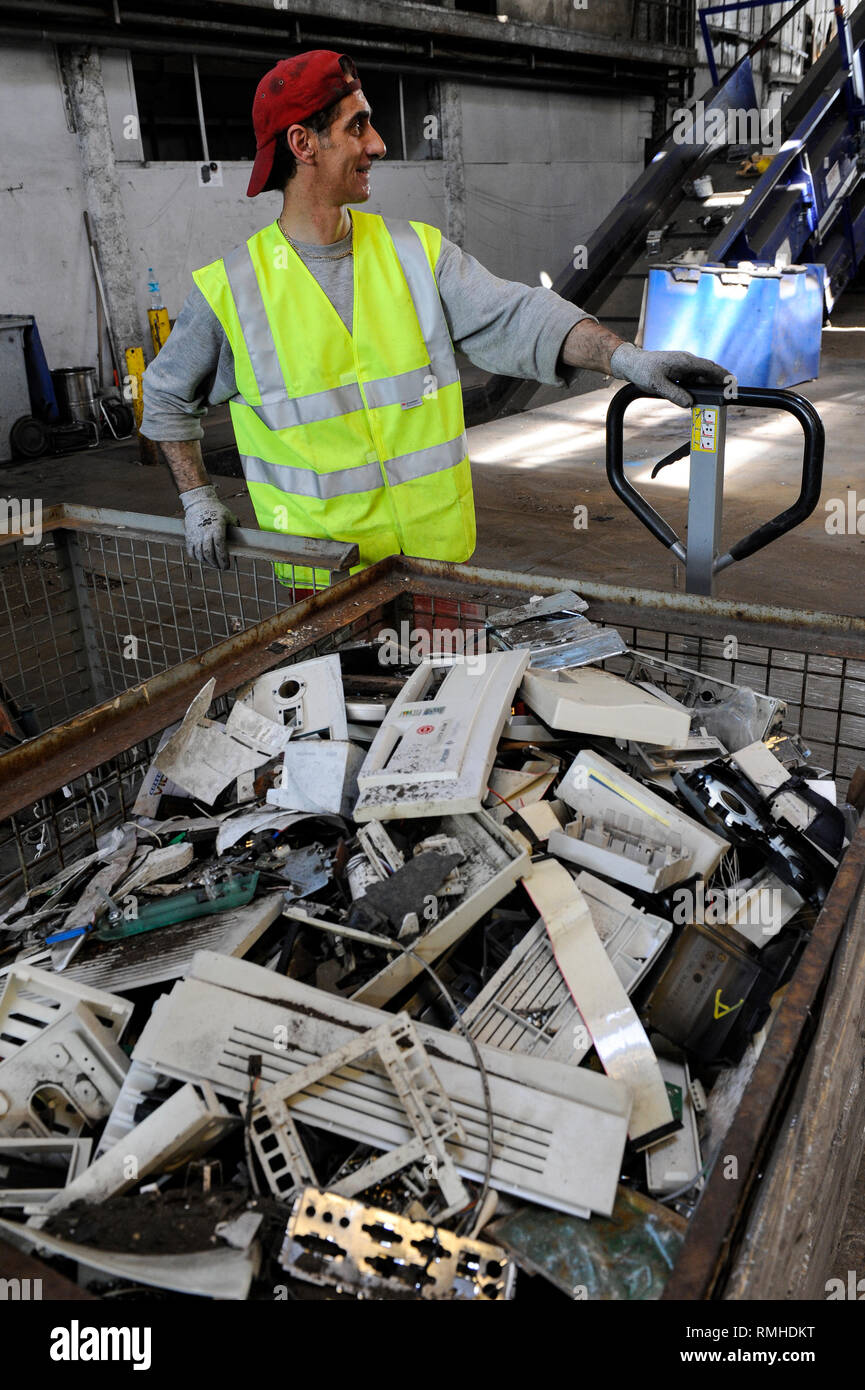 Germania, Amburgo, riciclo dei rottami di elettronica e vecchi beni di consumo presso la società TCMG, il Cestino viene raccolto dai rifiuti urbani il sistema di smaltimento e di elaborati e separati qui dopo i metalli come il rame e la plastica per ulteriore riciclaggio e riutilizzo a norma di legge non è consentito esportare e-rottami in Africa e in altri paesi Foto Stock