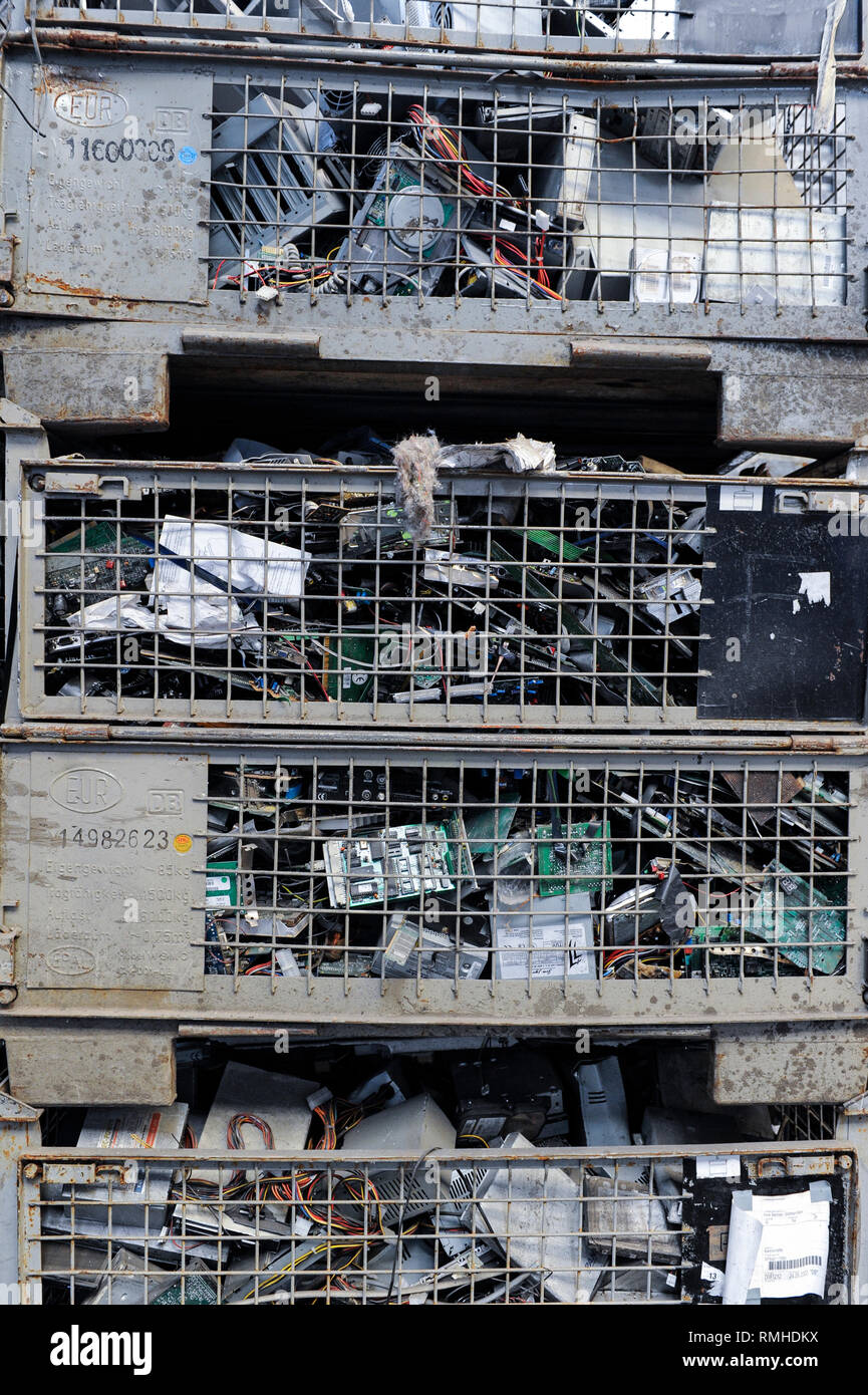 Germania, Amburgo, riciclo dei rottami di elettronica e vecchi beni di consumo presso la società TCMG, il Cestino viene raccolto dai rifiuti urbani il sistema di smaltimento e di elaborati e separati qui dopo i metalli come il rame e la plastica per ulteriore riciclaggio e riutilizzo a norma di legge non è consentito esportare e-rottami in Africa e in altri paesi Foto Stock