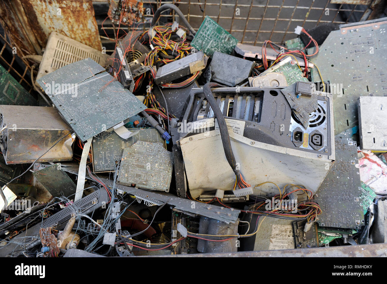 Germania, Amburgo, riciclo dei rottami di elettronica e vecchi beni di consumo presso la società TCMG, il Cestino viene raccolto dai rifiuti urbani il sistema di smaltimento e di elaborati e separati qui dopo i metalli come il rame e la plastica per ulteriore riciclaggio e riutilizzo a norma di legge non è consentito esportare e-rottami in Africa e in altri paesi Foto Stock