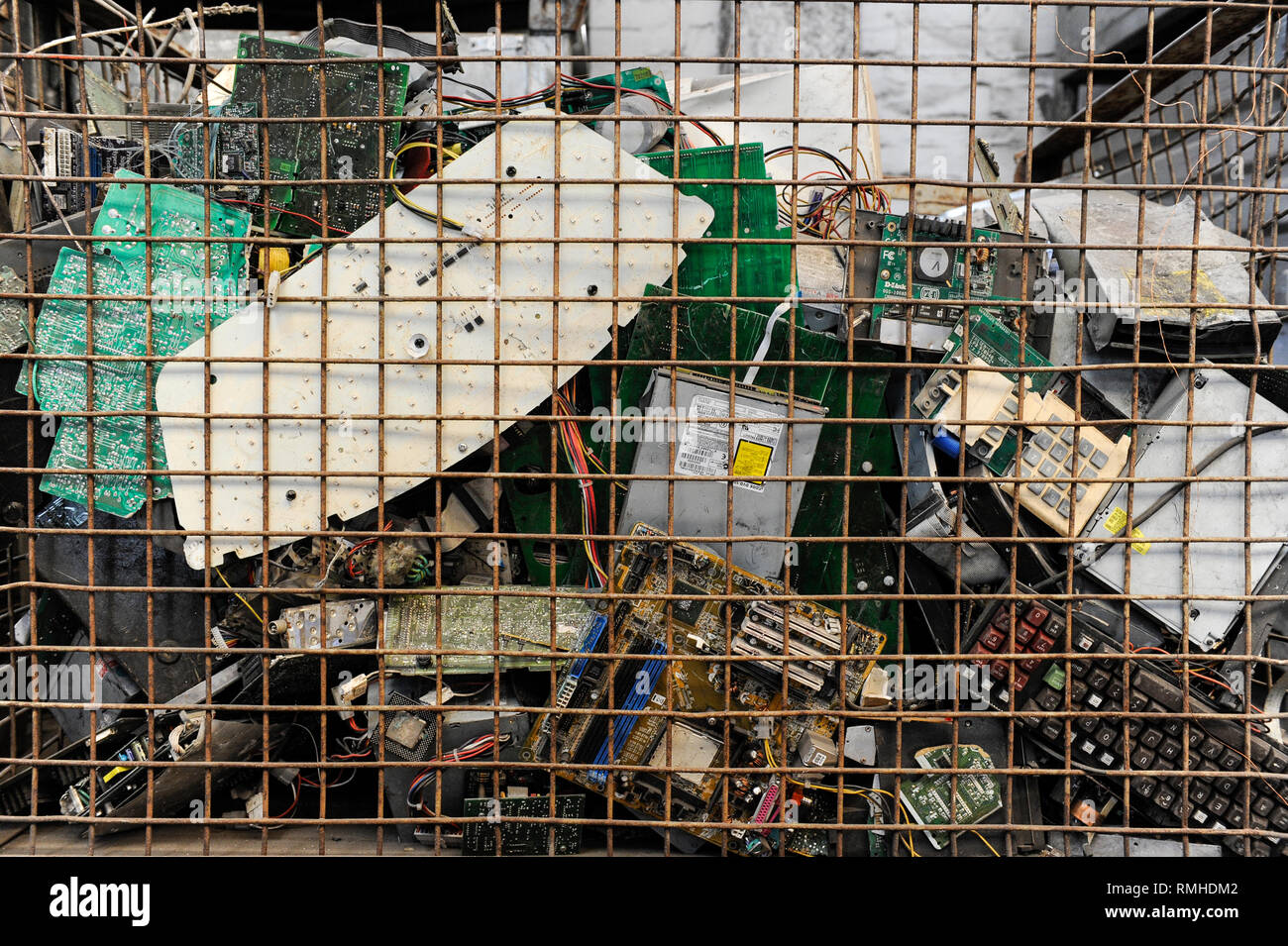 Germania, Amburgo, riciclo dei rottami di elettronica e vecchi beni di consumo presso la società TCMG, il Cestino viene raccolto dai rifiuti urbani il sistema di smaltimento e di elaborati e separati qui dopo i metalli come il rame e la plastica per ulteriore riciclaggio e riutilizzo a norma di legge non è consentito esportare e-rottami in Africa e in altri paesi Foto Stock