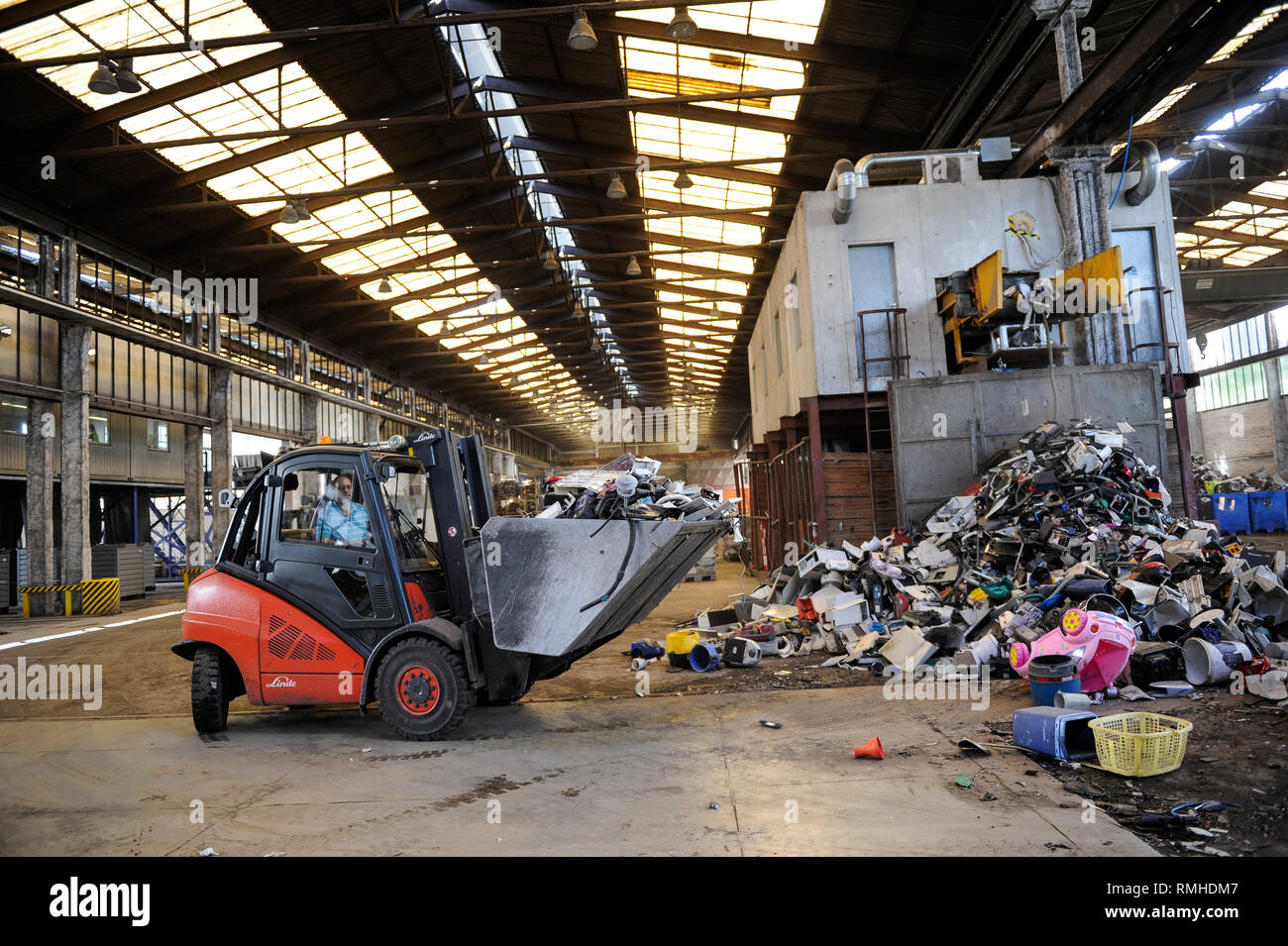 Germania, Amburgo, riciclo dei rottami di elettronica e vecchi beni di consumo presso la società TCMG, il Cestino viene raccolto dai rifiuti urbani il sistema di smaltimento e di elaborati e separati qui dopo i metalli come il rame e la plastica per ulteriore riciclaggio e riutilizzo a norma di legge non è consentito esportare e-rottami in Africa e in altri paesi Foto Stock