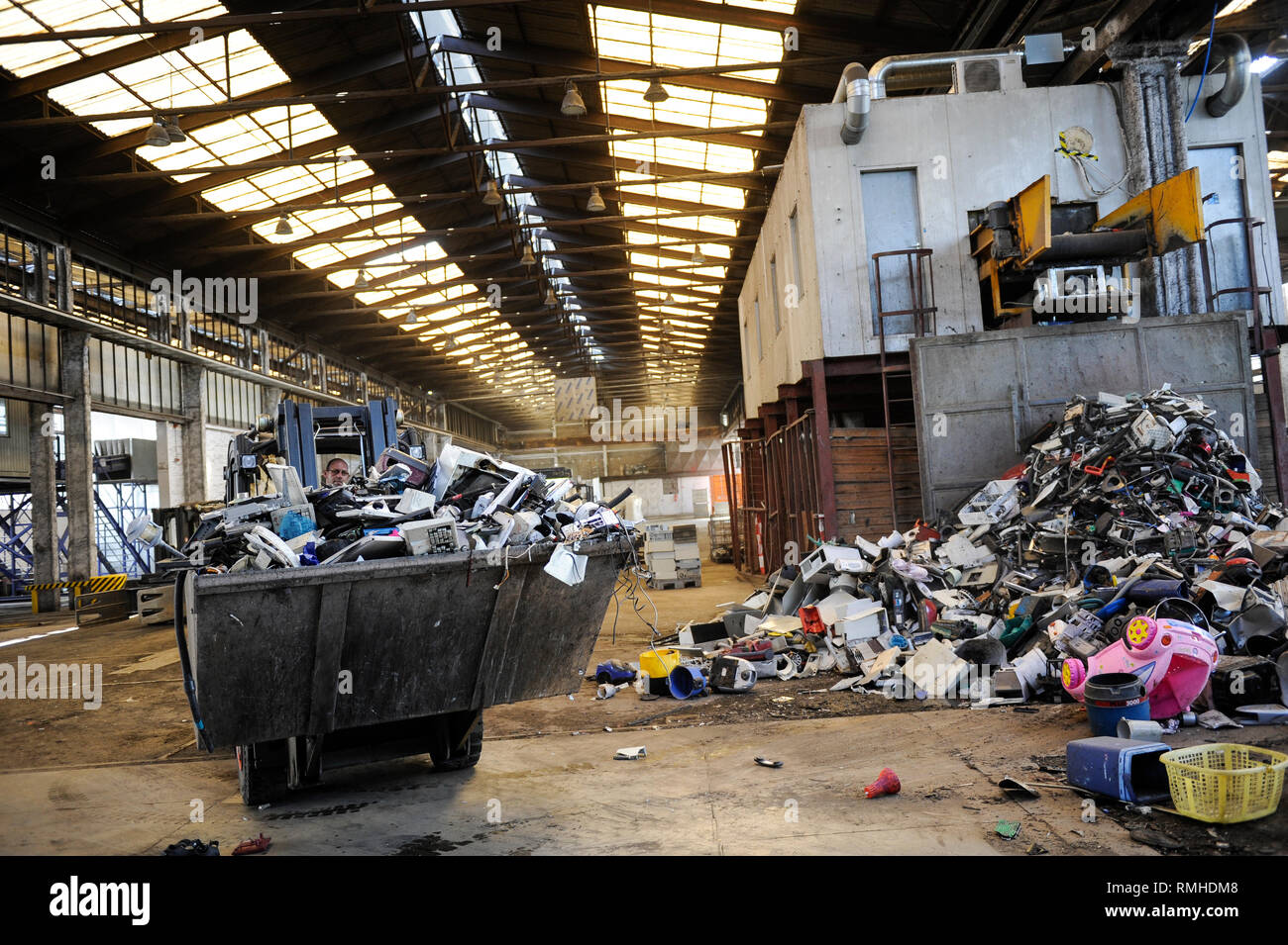 Germania, Amburgo, riciclo dei rottami di elettronica e vecchi beni di consumo presso la società TCMG, il Cestino viene raccolto dai rifiuti urbani il sistema di smaltimento e di elaborati e separati qui dopo i metalli come il rame e la plastica per ulteriore riciclaggio e riutilizzo a norma di legge non è consentito esportare e-rottami in Africa e in altri paesi Foto Stock