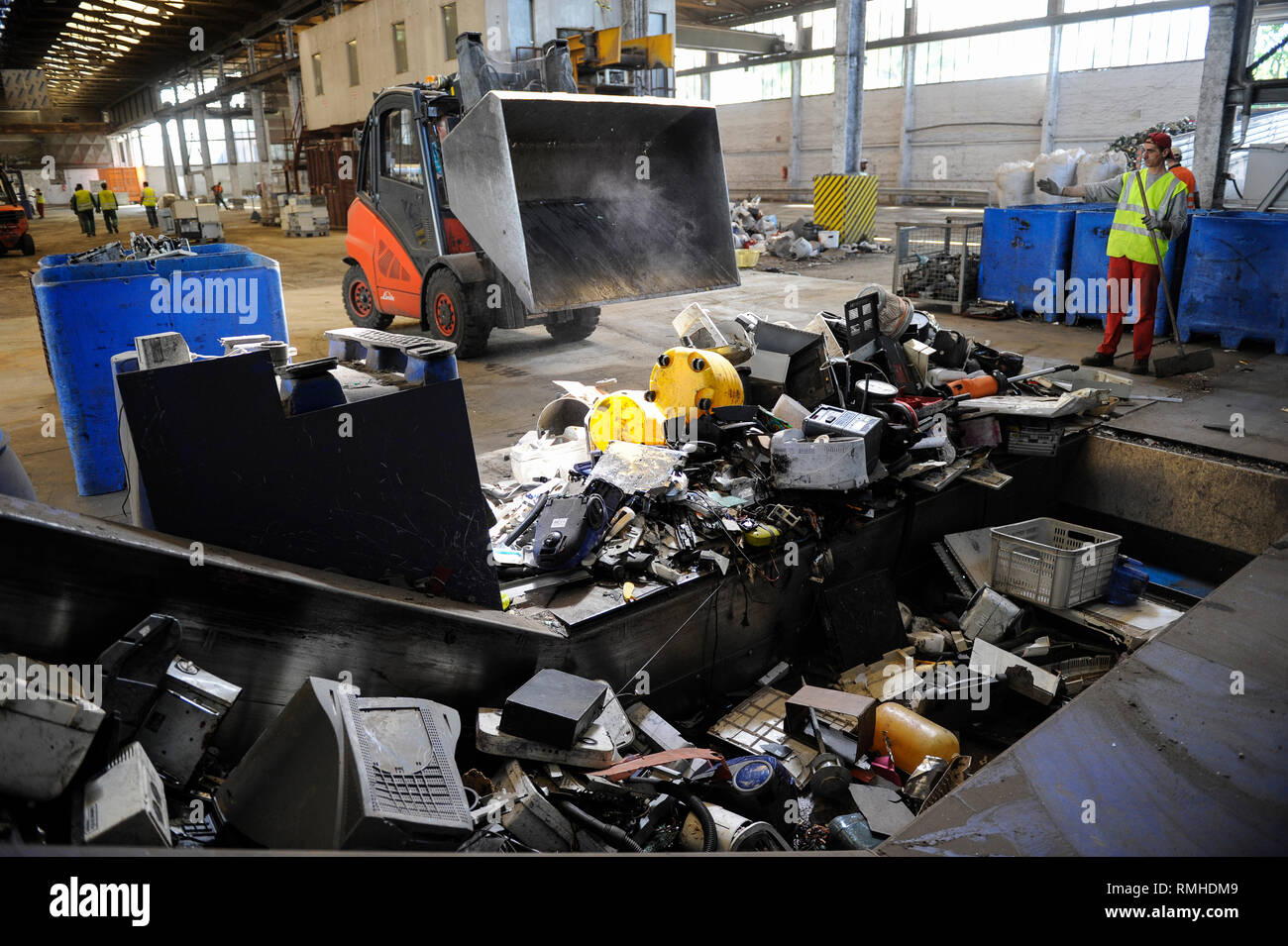 Germania, Amburgo, riciclo dei rottami di elettronica e vecchi beni di consumo presso la società TCMG, il Cestino viene raccolto dai rifiuti urbani il sistema di smaltimento e di elaborati e separati qui dopo i metalli come il rame e la plastica per ulteriore riciclaggio e riutilizzo a norma di legge non è consentito esportare e-rottami in Africa e in altri paesi Foto Stock