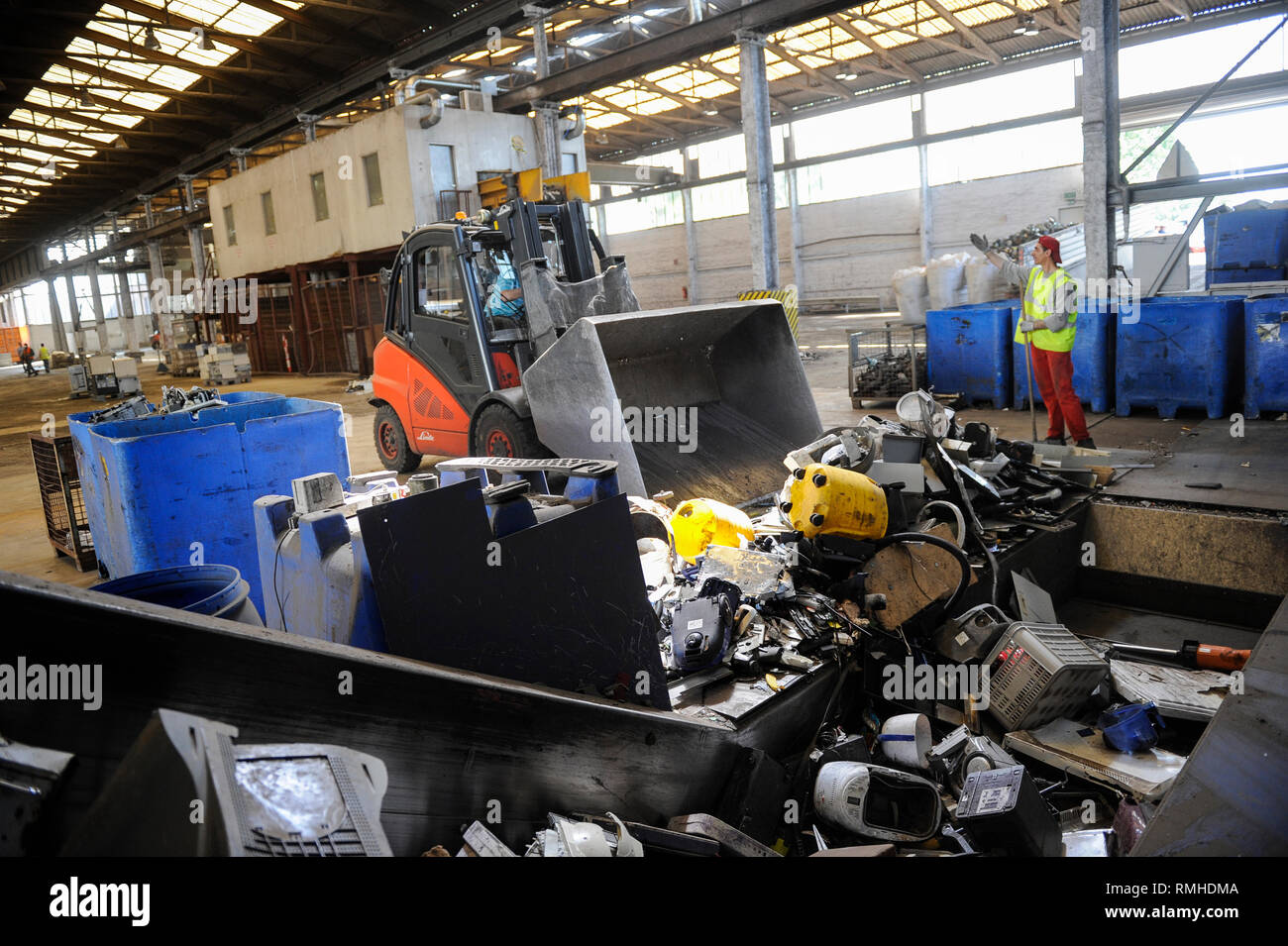 Germania, Amburgo, riciclo dei rottami di elettronica e vecchi beni di consumo presso la società TCMG, il Cestino viene raccolto dai rifiuti urbani il sistema di smaltimento e di elaborati e separati qui dopo i metalli come il rame e la plastica per ulteriore riciclaggio e riutilizzo a norma di legge non è consentito esportare e-rottami in Africa e in altri paesi Foto Stock