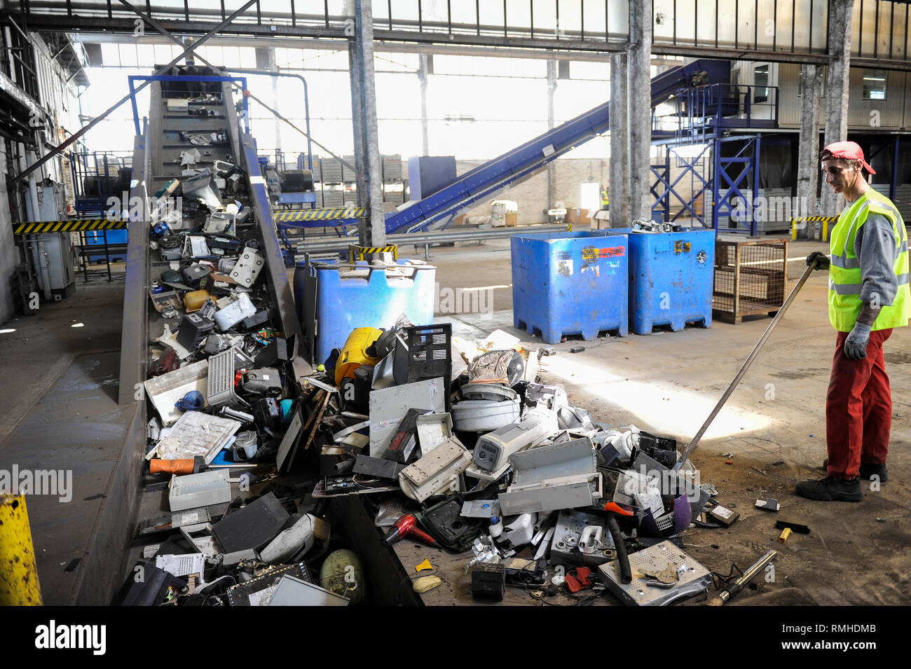 Germania, Amburgo, riciclo dei rottami di elettronica e vecchi beni di consumo presso la società TCMG, il Cestino viene raccolto dai rifiuti urbani il sistema di smaltimento e di elaborati e separati qui dopo i metalli come il rame e la plastica per ulteriore riciclaggio e riutilizzo a norma di legge non è consentito esportare e-rottami in Africa e in altri paesi Foto Stock