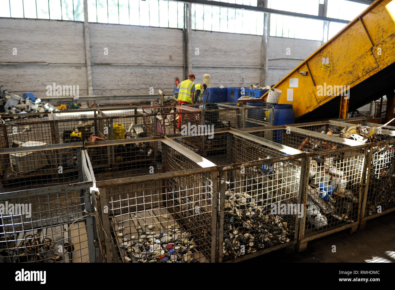Germania, Amburgo, riciclo dei rottami di elettronica e vecchi beni di consumo presso la società TCMG, il Cestino viene raccolto dai rifiuti urbani il sistema di smaltimento e di elaborati e separati qui dopo i metalli come il rame e la plastica per ulteriore riciclaggio e riutilizzo a norma di legge non è consentito esportare e-rottami in Africa e in altri paesi Foto Stock