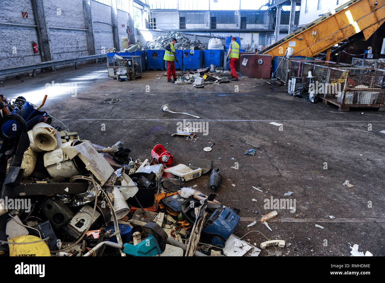 Germania, Amburgo, riciclo dei rottami di elettronica e vecchi beni di consumo presso la società TCMG, il Cestino viene raccolto dai rifiuti urbani il sistema di smaltimento e di elaborati e separati qui dopo i metalli come il rame e la plastica per ulteriore riciclaggio e riutilizzo a norma di legge non è consentito esportare e-rottami in Africa e in altri paesi Foto Stock