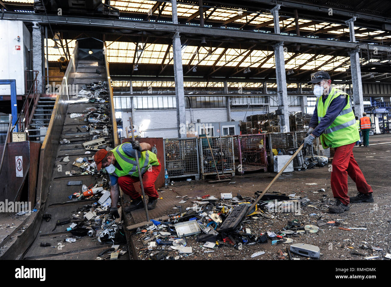 Germania, Amburgo, riciclo dei rottami di elettronica e vecchi beni di consumo presso la società TCMG, il Cestino viene raccolto dai rifiuti urbani il sistema di smaltimento e di elaborati e separati qui dopo i metalli come il rame e la plastica per ulteriore riciclaggio e riutilizzo a norma di legge non è consentito esportare e-rottami in Africa e in altri paesi Foto Stock