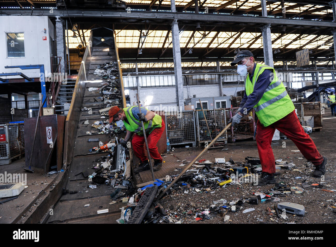 Germania, Amburgo, riciclo dei rottami di elettronica e vecchi beni di consumo presso la società TCMG, il Cestino viene raccolto dai rifiuti urbani il sistema di smaltimento e di elaborati e separati qui dopo i metalli come il rame e la plastica per ulteriore riciclaggio e riutilizzo a norma di legge non è consentito esportare e-rottami in Africa e in altri paesi Foto Stock