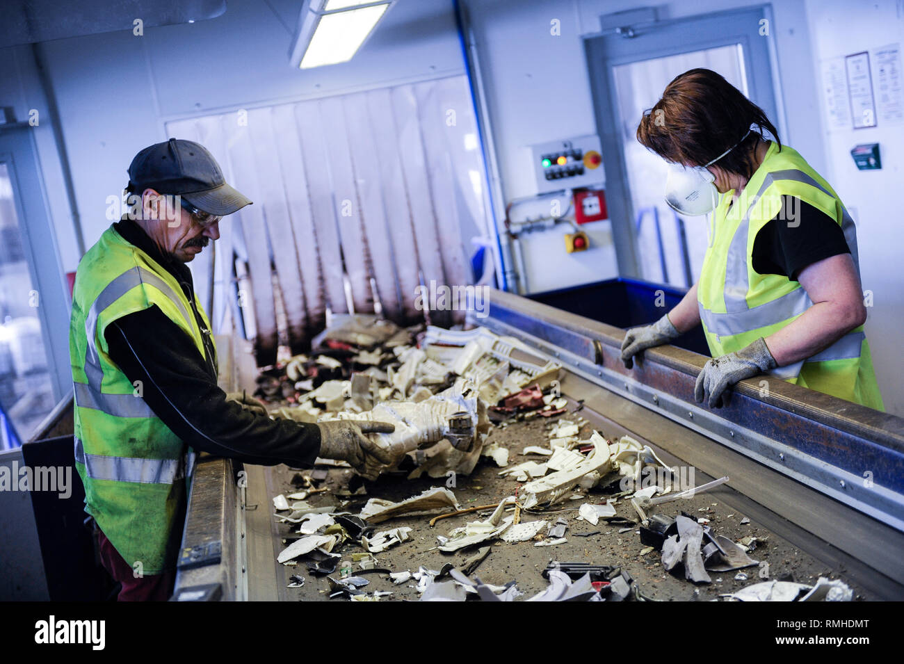 Germania, Amburgo, riciclo dei rottami di elettronica e vecchi beni di consumo presso la società TCMG, il Cestino viene raccolto dai rifiuti urbani il sistema di smaltimento e di elaborati e separati qui dopo i metalli come il rame e la plastica per ulteriore riciclaggio e riutilizzo a norma di legge non è consentito esportare e-rottami in Africa e in altri paesi Foto Stock