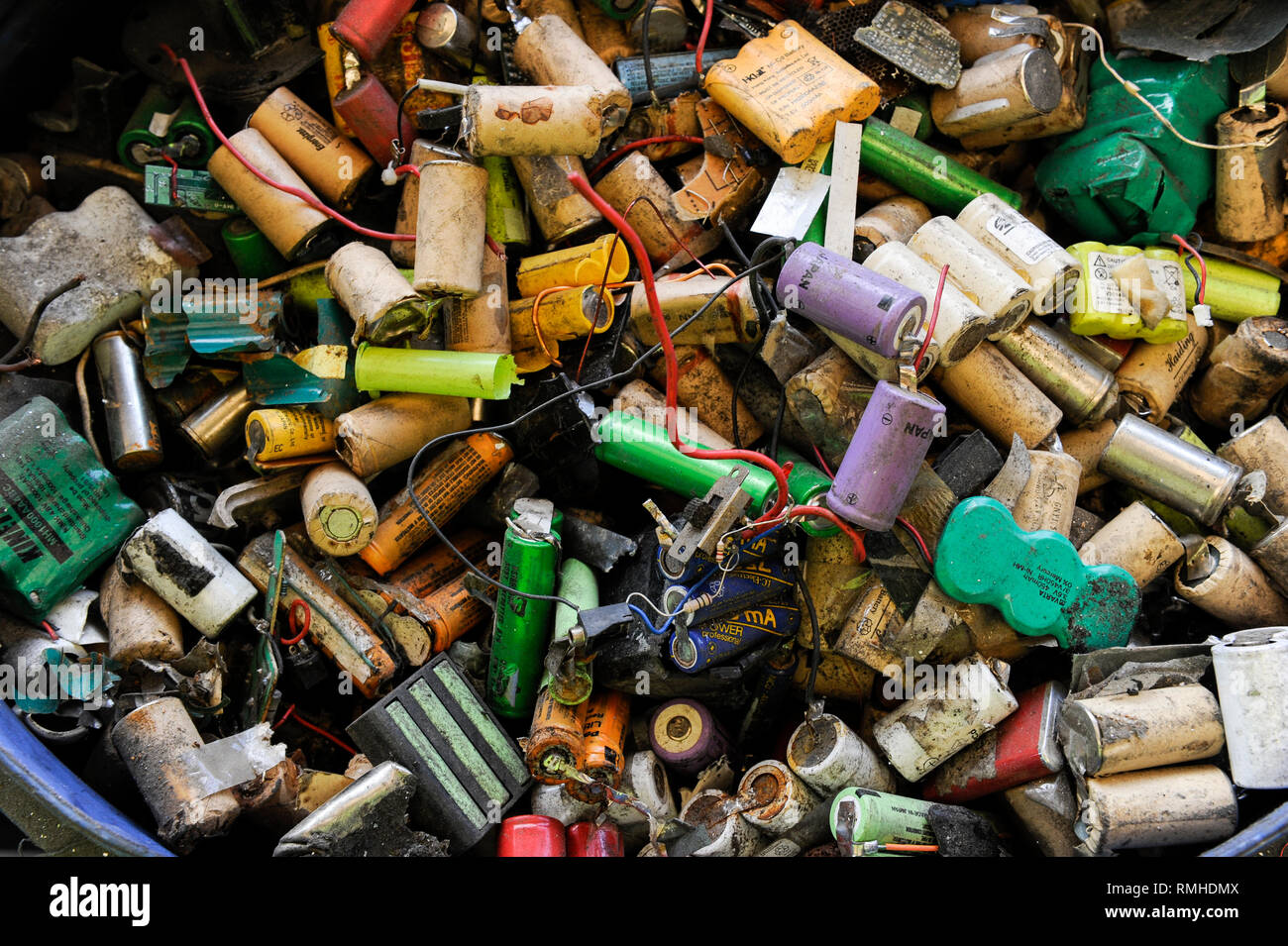 Germania, Amburgo, riciclo dei rottami di elettronica e vecchi beni di consumo presso la società TCMG, il Cestino viene raccolto dai rifiuti urbani il sistema di smaltimento e di elaborati e separati qui dopo i metalli come il rame e la plastica per ulteriore riciclaggio e riutilizzo a norma di legge non è consentito esportare e-rottami in Africa e in altri paesi, le batterie usate contenenti metalli pesanti Foto Stock
