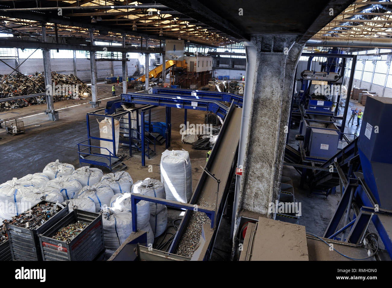 Germania, Amburgo, riciclo dei rottami di elettronica e vecchi beni di consumo presso la società TCMG, il Cestino viene raccolto dai rifiuti urbani il sistema di smaltimento e di elaborati e separati qui dopo i metalli come il rame e la plastica per ulteriore riciclaggio e riutilizzo a norma di legge non è consentito esportare e-rottami in Africa e in altri paesi Foto Stock