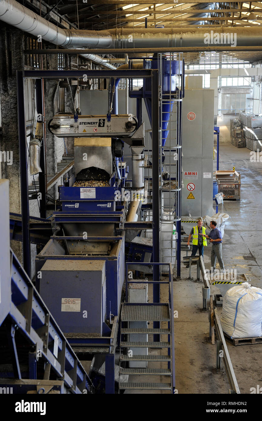 Germania, Amburgo, riciclo dei rottami di elettronica e vecchi beni di consumo presso la società TCMG, il Cestino viene raccolto dai rifiuti urbani il sistema di smaltimento e di elaborati e separati qui dopo i metalli come il rame e la plastica per ulteriore riciclaggio e riutilizzo a norma di legge non è consentito esportare e-rottami in Africa e in altri paesi Foto Stock