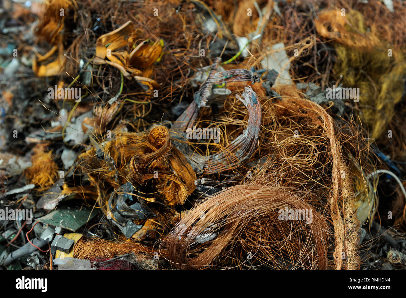 Germania, Amburgo, riciclo dei rottami di elettronica e vecchi beni di consumo presso la società TCMG, il Cestino viene raccolto dai rifiuti urbani il sistema di smaltimento e di elaborati e separati qui dopo i metalli come il rame e la plastica per ulteriore riciclaggio e riutilizzo a norma di legge non è consentito esportare e-rottami in Africa e in altri paesi, cavo in rame Foto Stock