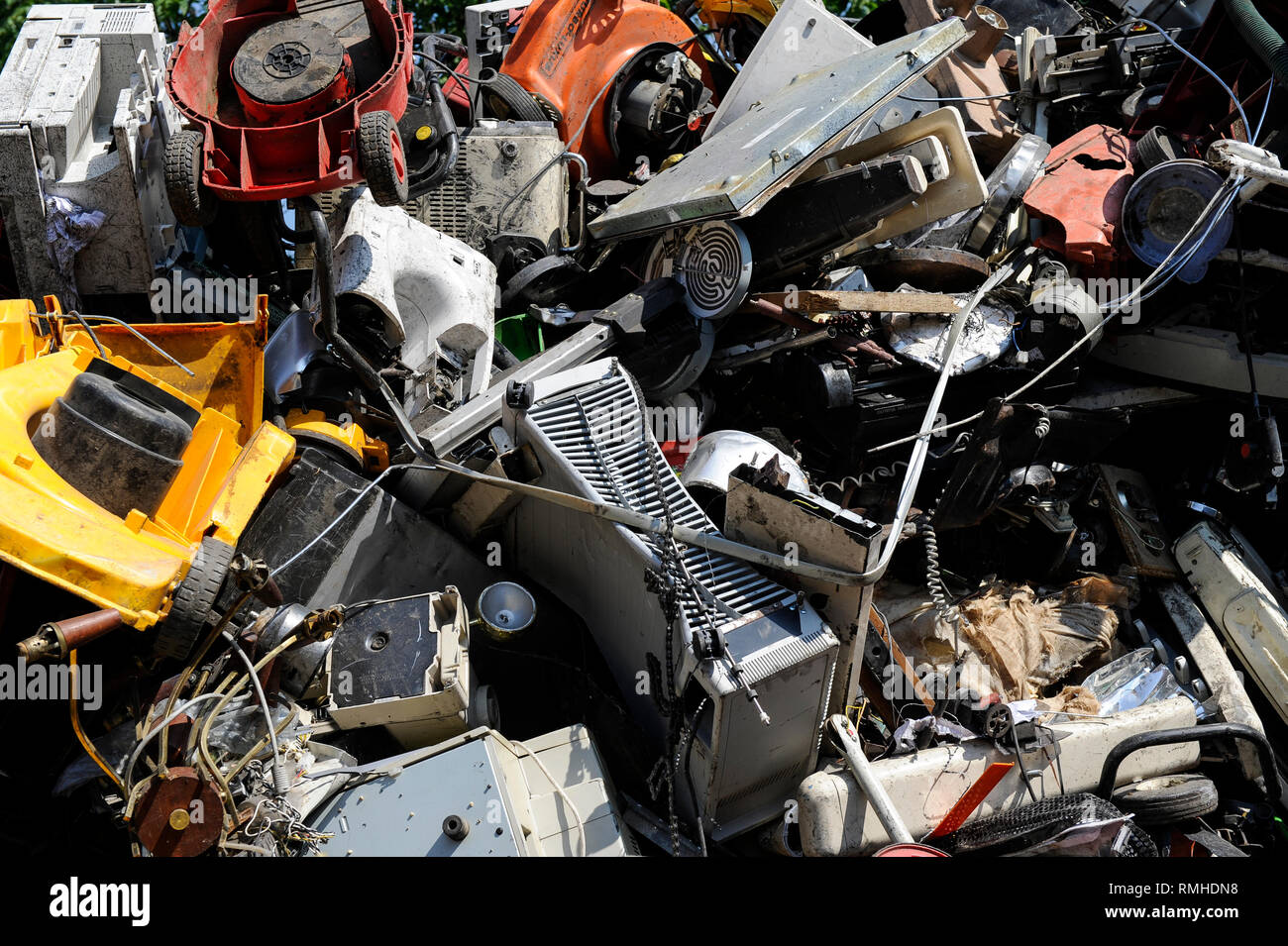 Germania, Amburgo, riciclo dei rottami di elettronica e vecchi beni di consumo presso la società TCMG, il Cestino viene raccolto dai rifiuti urbani il sistema di smaltimento e di elaborati e separati qui dopo i metalli come il rame e la plastica per ulteriore riciclaggio e riutilizzo a norma di legge non è consentito esportare e-rottami in Africa e in altri paesi Foto Stock