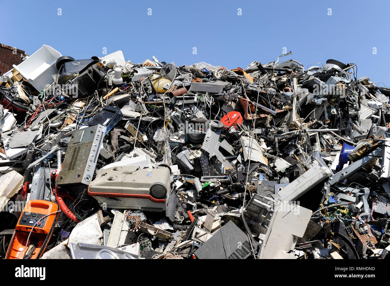 Germania, Amburgo, riciclo dei rottami di elettronica e vecchi beni di consumo presso la società TCMG, il Cestino viene raccolto dai rifiuti urbani il sistema di smaltimento e di elaborati e separati qui dopo i metalli come il rame e la plastica per ulteriore riciclaggio e riutilizzo a norma di legge non è consentito esportare e-rottami in Africa e in altri paesi Foto Stock