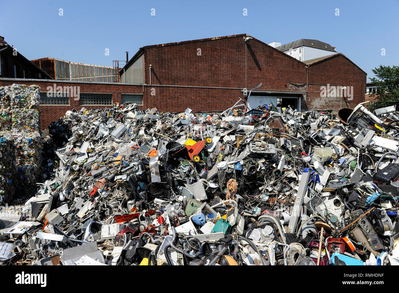 Germania, Amburgo, riciclo dei rottami di elettronica e vecchi beni di consumo presso la società TCMG, il Cestino viene raccolto dai rifiuti urbani il sistema di smaltimento e di elaborati e separati qui dopo i metalli come il rame e la plastica per ulteriore riciclaggio e riutilizzo a norma di legge non è consentito esportare e-rottami in Africa e in altri paesi Foto Stock