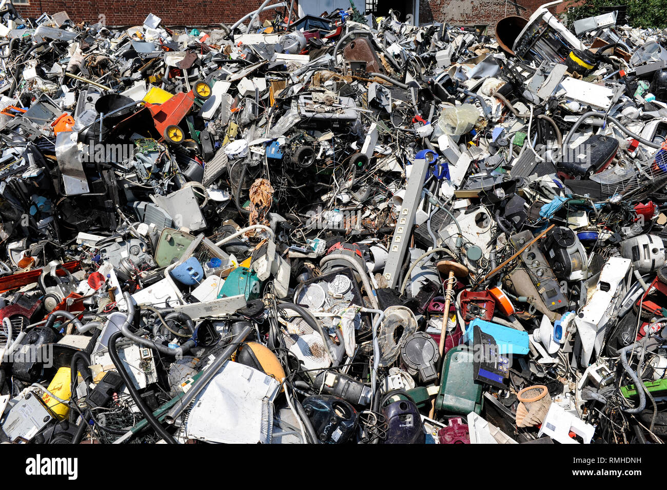 Germania, Amburgo, riciclo dei rottami di elettronica e vecchi beni di consumo presso la società TCMG, il Cestino viene raccolto dai rifiuti urbani il sistema di smaltimento e di elaborati e separati qui dopo i metalli come il rame e la plastica per ulteriore riciclaggio e riutilizzo a norma di legge non è consentito esportare e-rottami in Africa e in altri paesi Foto Stock