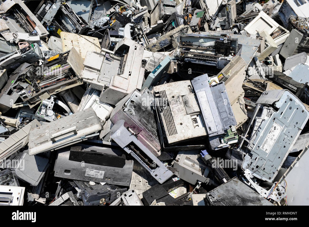 Germania, Amburgo, riciclo dei rottami di elettronica e vecchi beni di consumo presso la società TCMG, il Cestino viene raccolto dai rifiuti urbani il sistema di smaltimento e di elaborati e separati qui dopo i metalli come il rame e la plastica per ulteriore riciclaggio e riutilizzo a norma di legge non è consentito esportare e-rottami in Africa e in altri paesi, alla stampante e al computer di copia Foto Stock