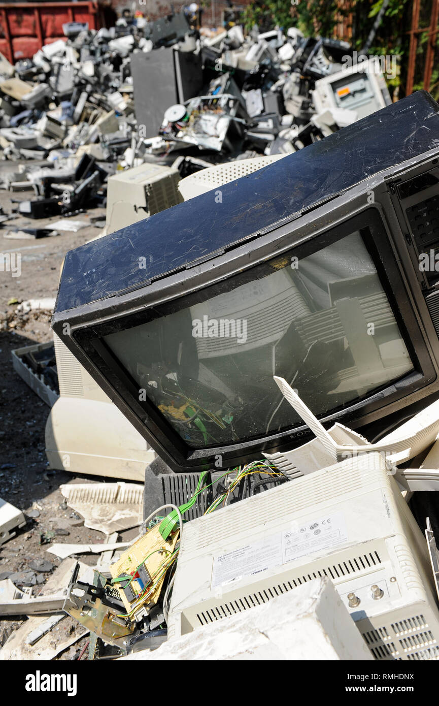 Germania, Amburgo, riciclo dei rottami di elettronica e vecchi beni di consumo presso la società TCMG, il Cestino viene raccolto dai rifiuti urbani il sistema di smaltimento e di elaborati e separati qui dopo i metalli come il rame e la plastica per ulteriore riciclaggio e riutilizzo a norma di legge non è consentito esportare e-rottami in Africa e in altri paesi Foto Stock