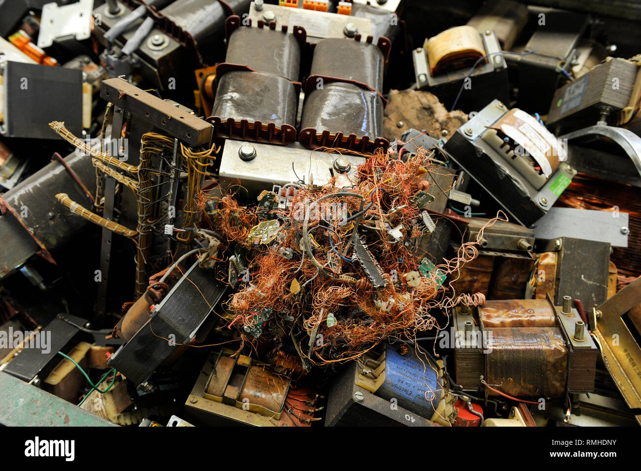 Germania, Amburgo, riciclo dei rottami di elettronica e vecchi beni di consumo presso la società TCMG, il Cestino viene raccolto dai rifiuti urbani il sistema di smaltimento e di elaborati e separati qui dopo i metalli come il rame e la plastica per ulteriore riciclaggio e riutilizzo a norma di legge non è consentito esportare e-rottami in Africa e in altri paesi, trasformatore con cavo in rame Foto Stock