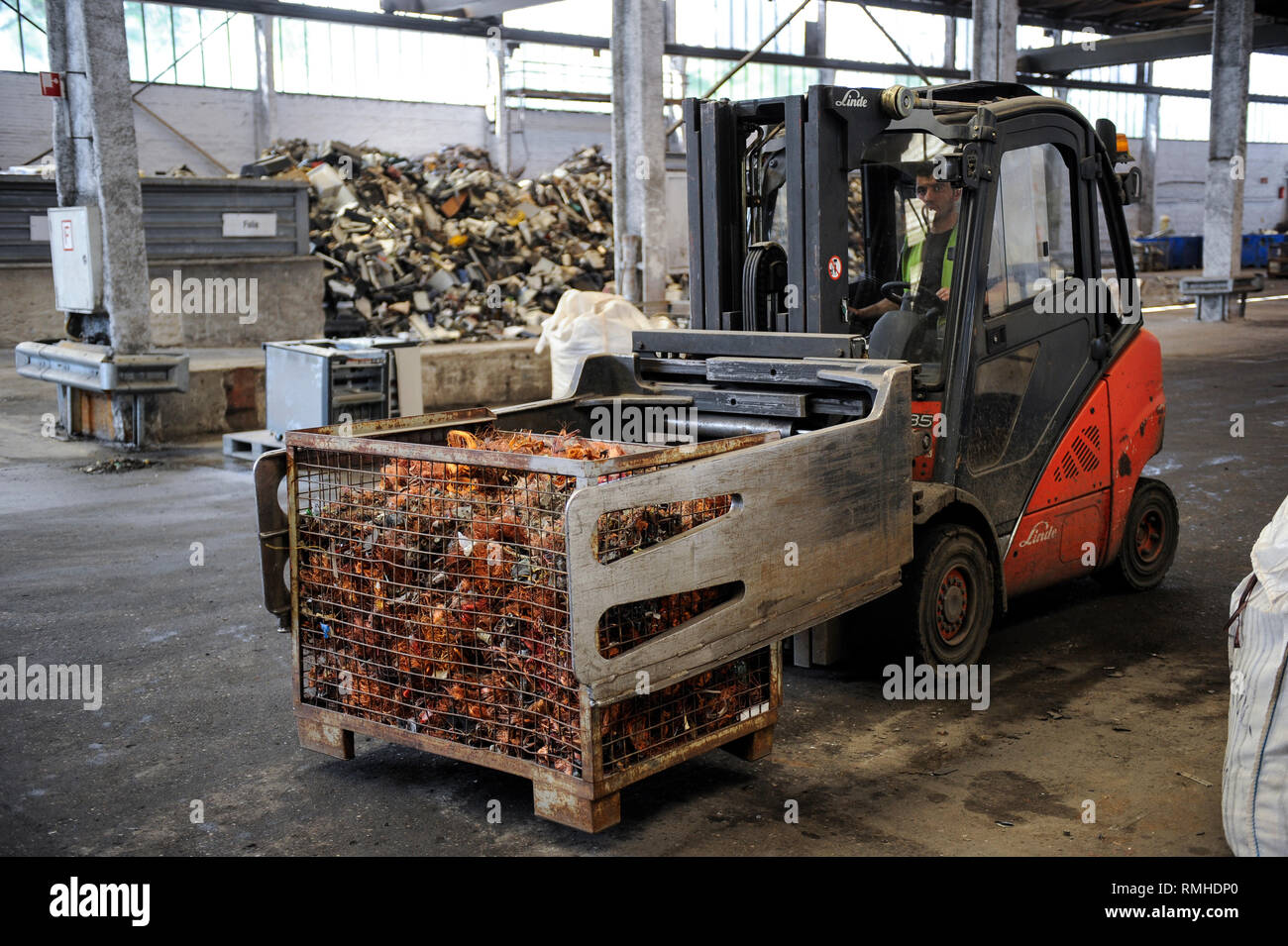 Germania, Amburgo, riciclo dei rottami di elettronica e vecchi beni di consumo presso la società TCMG, il Cestino viene raccolto dai rifiuti urbani il sistema di smaltimento e di elaborati e separati qui dopo i metalli come il rame e la plastica per ulteriore riciclaggio e riutilizzo a norma di legge non è consentito esportare e-rottami in Africa e in altri paesi, cavo in rame Foto Stock