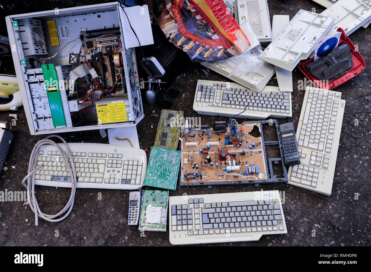 Germania, Amburgo, riciclo dei rottami di elettronica e vecchi beni di consumo presso la società TCMG, il Cestino viene raccolto dai rifiuti urbani il sistema di smaltimento e di elaborati e separati qui dopo i metalli come il rame e la plastica per ulteriore riciclaggio e riutilizzo a norma di legge non è consentito esportare e-rottami in Africa e in altri paesi Foto Stock