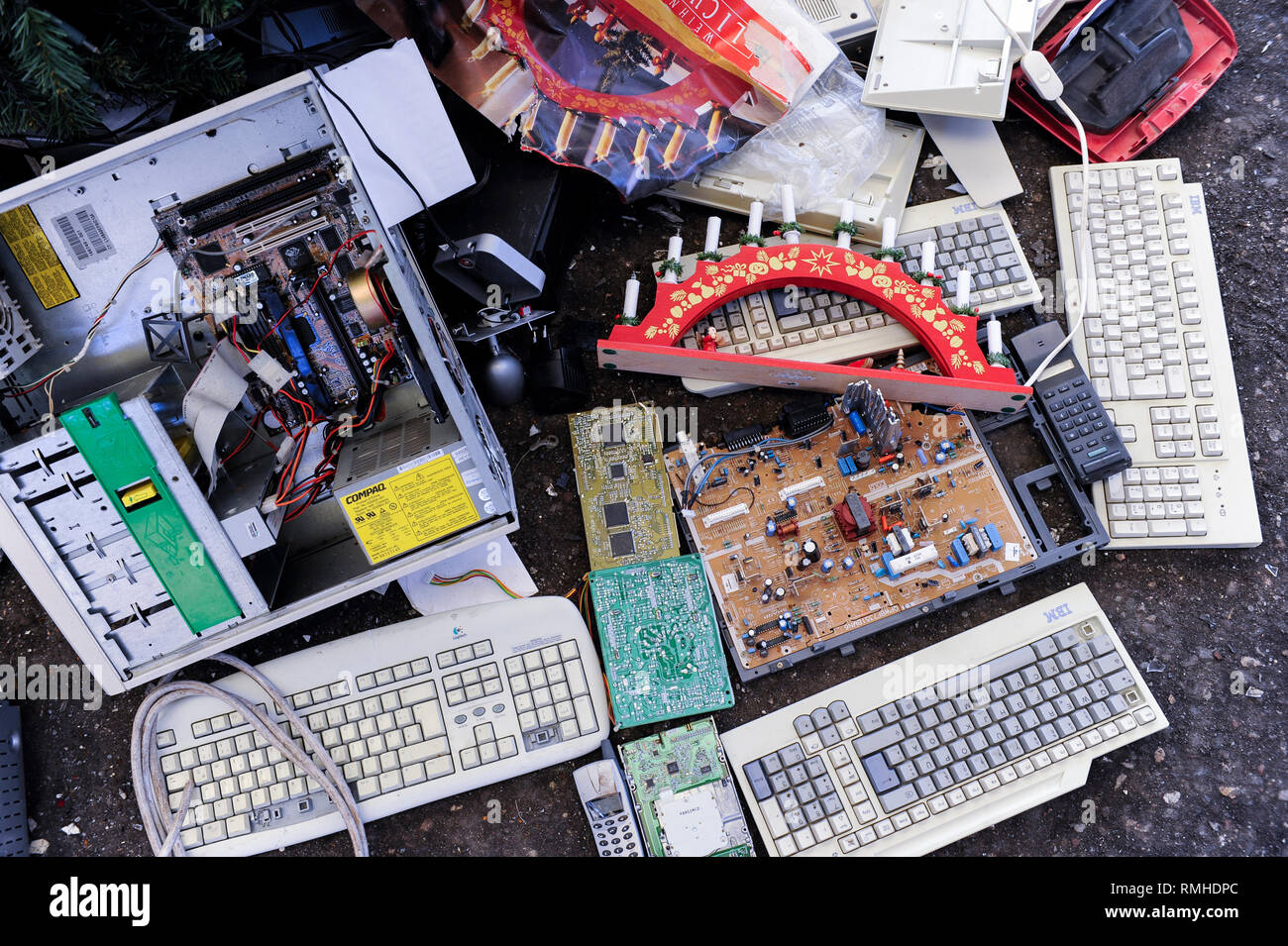 Germania, Amburgo, riciclo dei rottami di elettronica e vecchi beni di consumo presso la società TCMG, il Cestino viene raccolto dai rifiuti urbani il sistema di smaltimento e di elaborati e separati qui dopo i metalli come il rame e la plastica per ulteriore riciclaggio e riutilizzo a norma di legge non è consentito esportare e-rottami in Africa e in altri paesi, tastiere di computer e Avvento elettrico candela Foto Stock