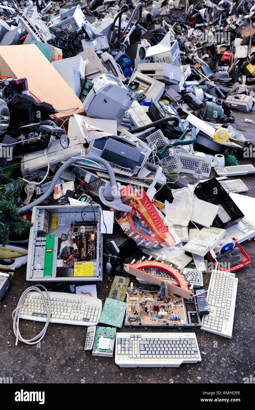 Germania, Amburgo, riciclo dei rottami di elettronica e vecchi beni di consumo presso la società TCMG, il Cestino viene raccolto dai rifiuti urbani il sistema di smaltimento e di elaborati e separati qui dopo i metalli come il rame e la plastica per ulteriore riciclaggio e riutilizzo a norma di legge non è consentito esportare e-rottami in Africa e in altri paesi, tastiere di computer e Avvento elettrico candela Foto Stock