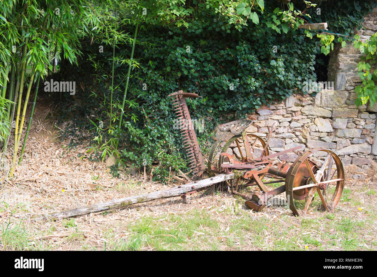 Rusty vintage macchina rasaerba da più di cento anni Foto Stock