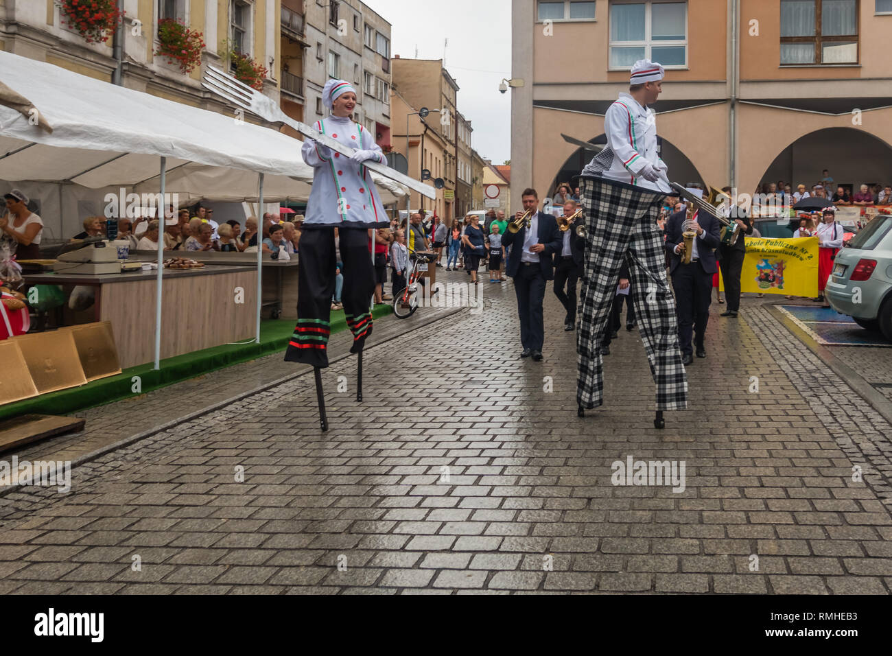 Jawor, Polonia - Agosto 2018 : Street circus esecutori camminando su palafitte durante la sfilata annuale sul pane e pan di zenzero Festival Foto Stock