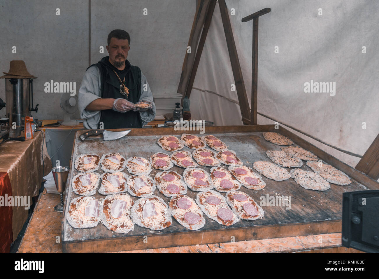Jawor, Polonia - Agosto 2018 : Baker preparare mini pizza da cuocere in forno durante la sfilata annuale sul pane e pan di zenzero Festival Foto Stock
