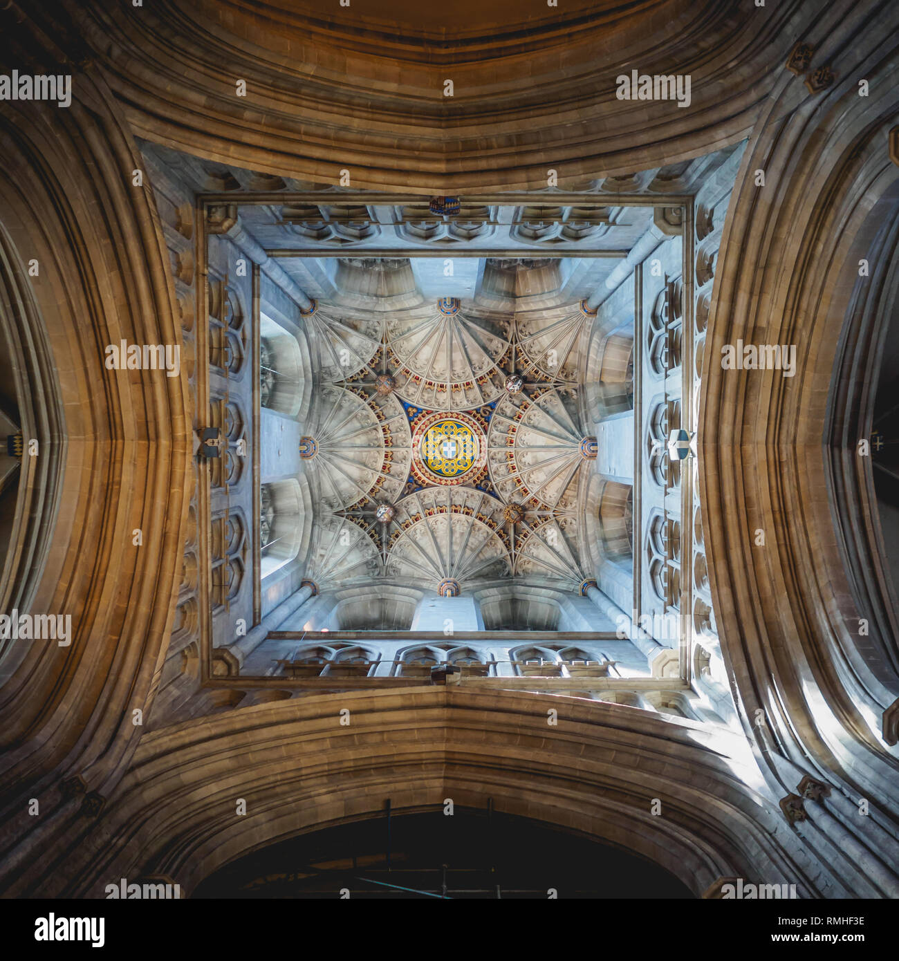Canterbury, Regno Unito - Maggio, 2018. Dettaglio della ventola vaulting di attraversamento sulla campana della Torre di Harry nella cattedrale. Foto Stock