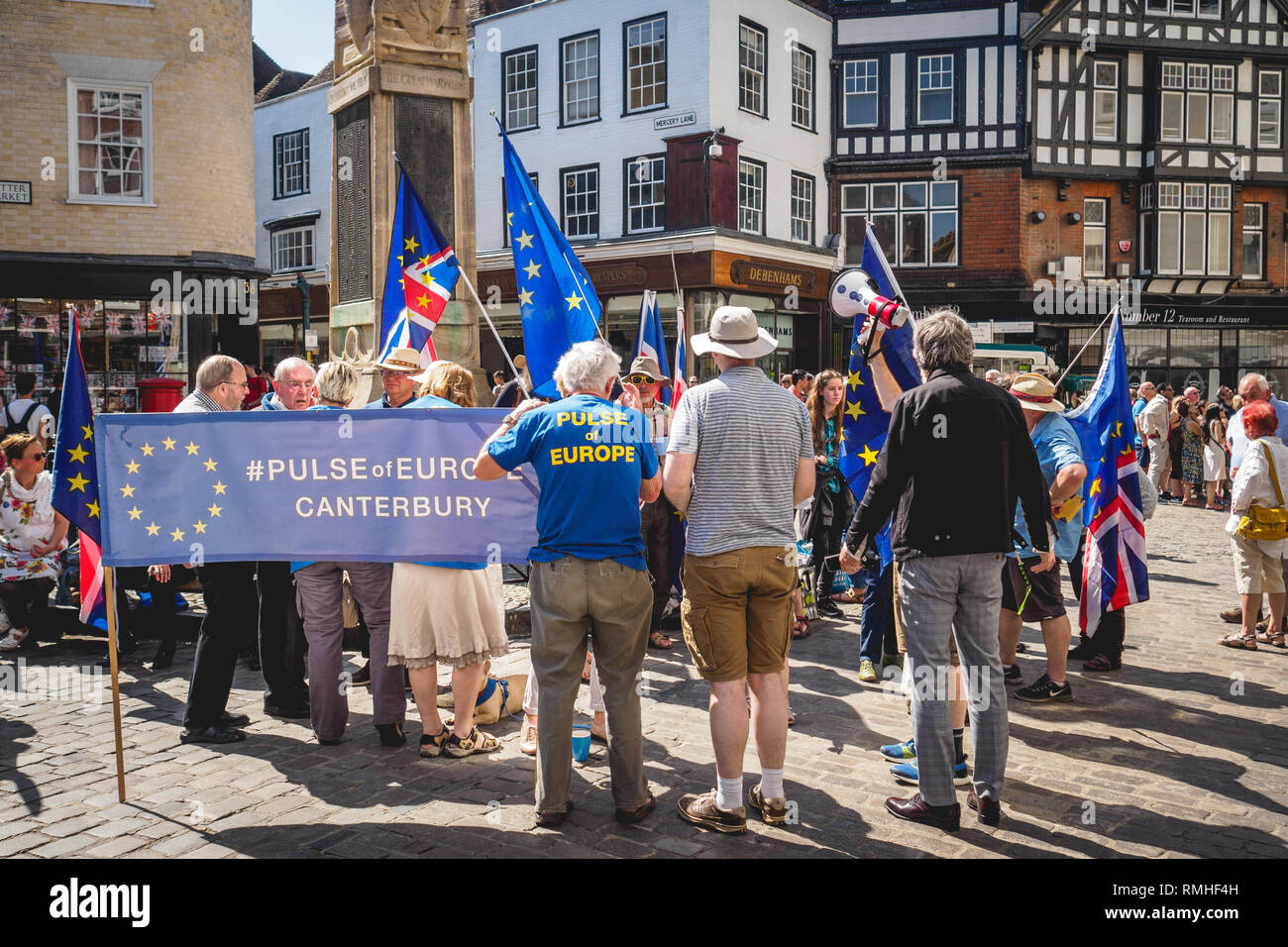 Canterbury, Regno Unito - Maggio, 2018. Anti Brexit pro-UE manifestanti nella vecchia Buttermarket piazza antistante la Cattedrale di Canterbury. Foto Stock