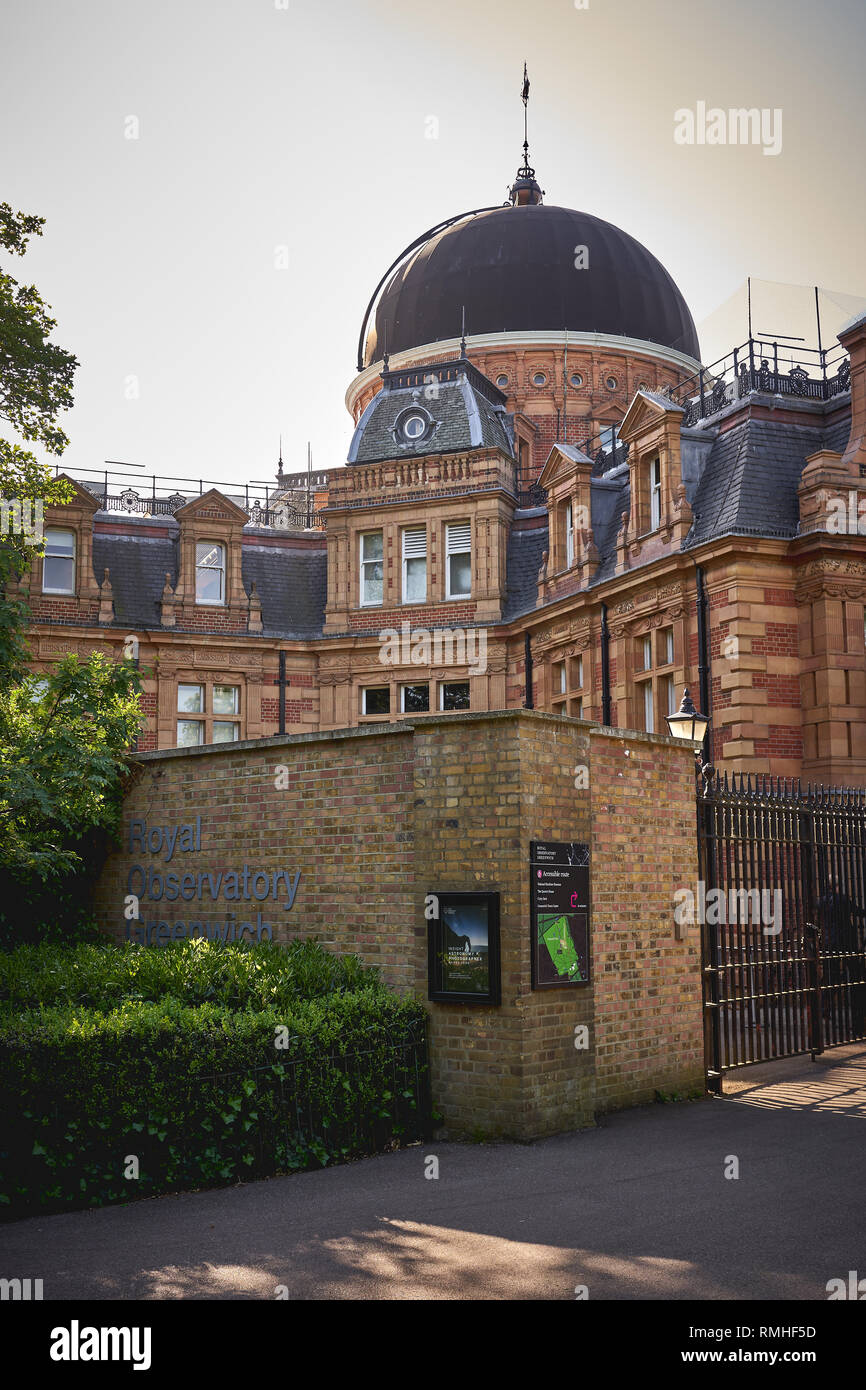 London, Regno Unito - Febbraio, 2019. Il Royal Observatory di Greenwich Park. Formato verticale. Foto Stock