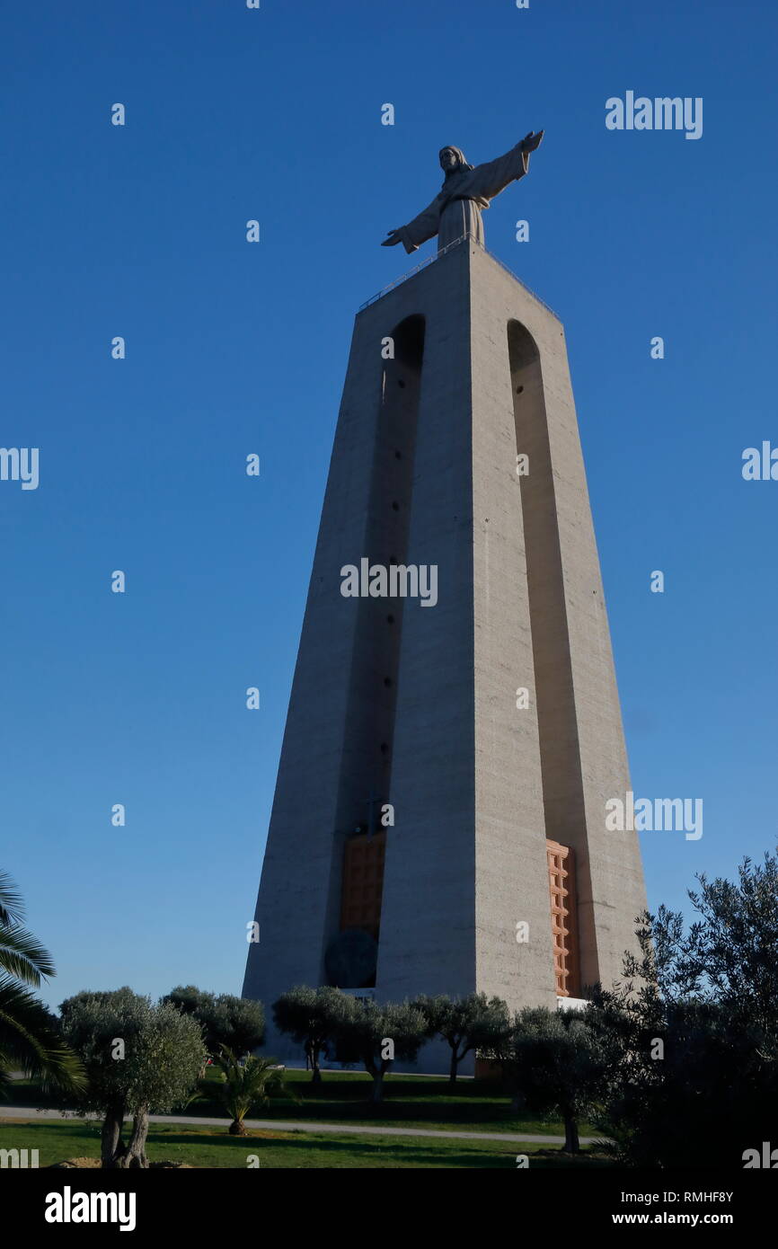 Il Santuario di Cristo Re è un monumento di Cattolica e il santuario dedicato al Sacro Cuore di Gesù Cristo che si affaccia sulla città di Lisbona. Foto Stock