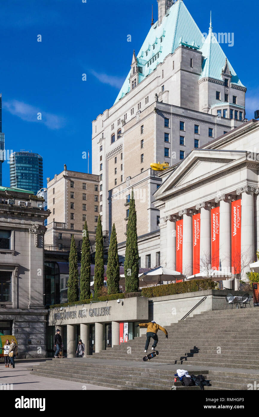 Galleria d'Arte di Vancouver con Skateboarders attivo sulle fasi principali Foto Stock