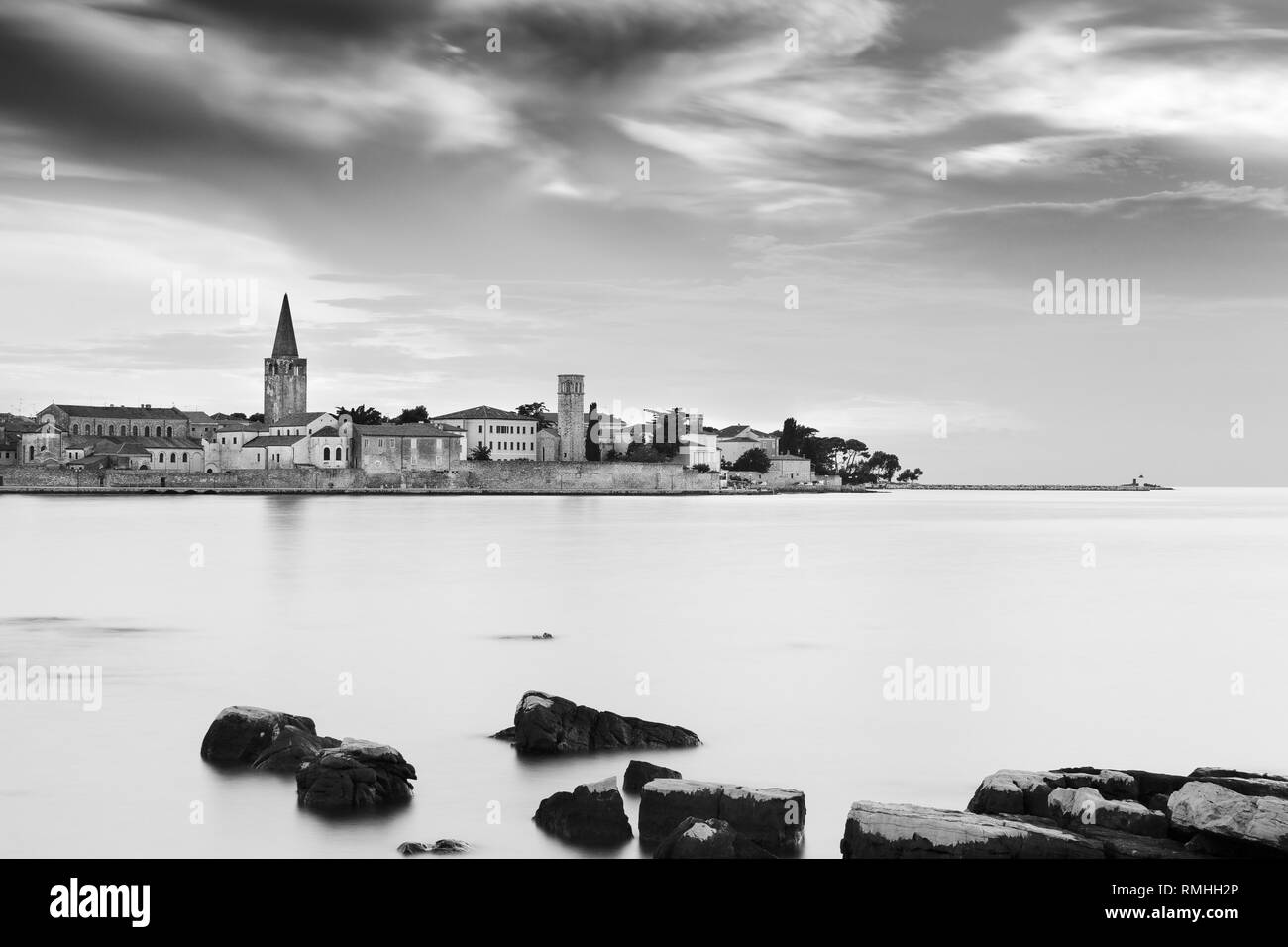 Poreč. Parenzo. Istria. Croazia. Mare Adriatico. Europa. Paesaggio bianco e nero. Foto Stock