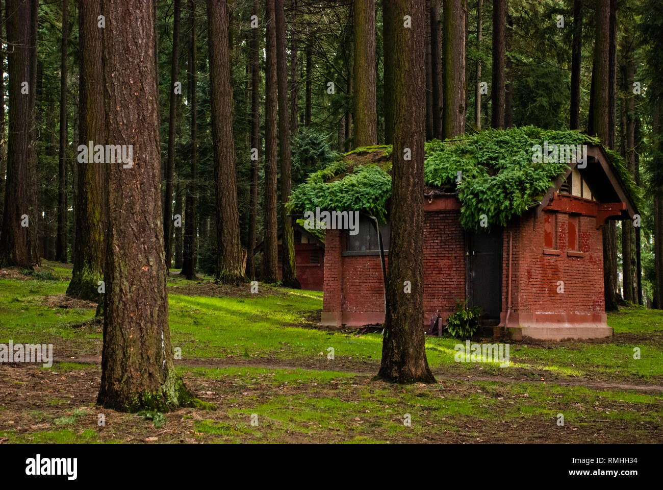 Edificio rosso a Pier Park, Portland, Oregon Foto Stock