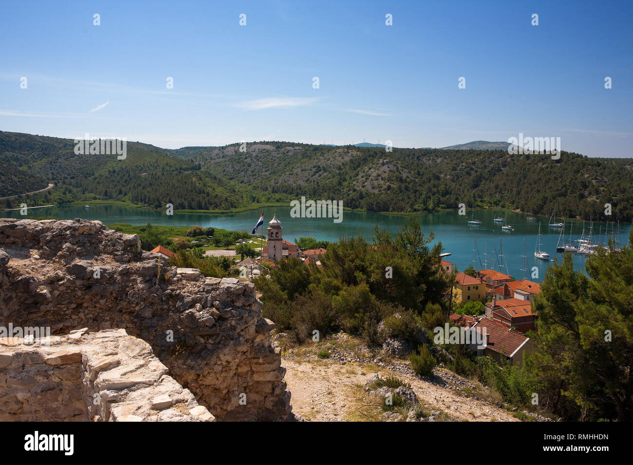 La citta di Skradin e il fiume Krka, visto dal vecchio castello, Sebenico-Knin, Croazia Foto Stock