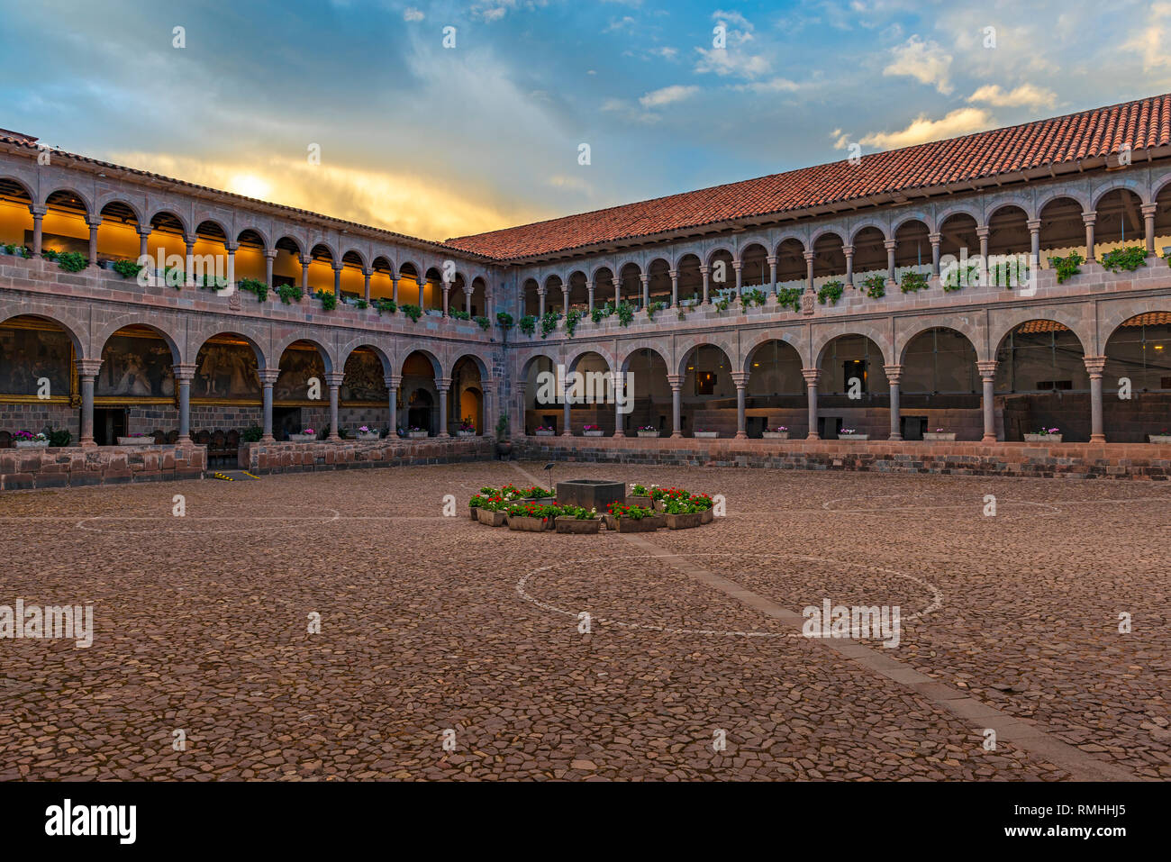 Il patio interno della Qorikancha Sun Temple e Santo Domingo convento noto per le sue mura Inca e muratura in pietra al tramonto, Cusco, Perù. Foto Stock